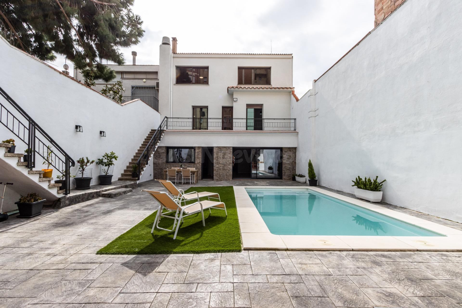 ESPECTACULAR CASA REFORMADA DE 10 m DE FACHADA Y PISCINA A 1
