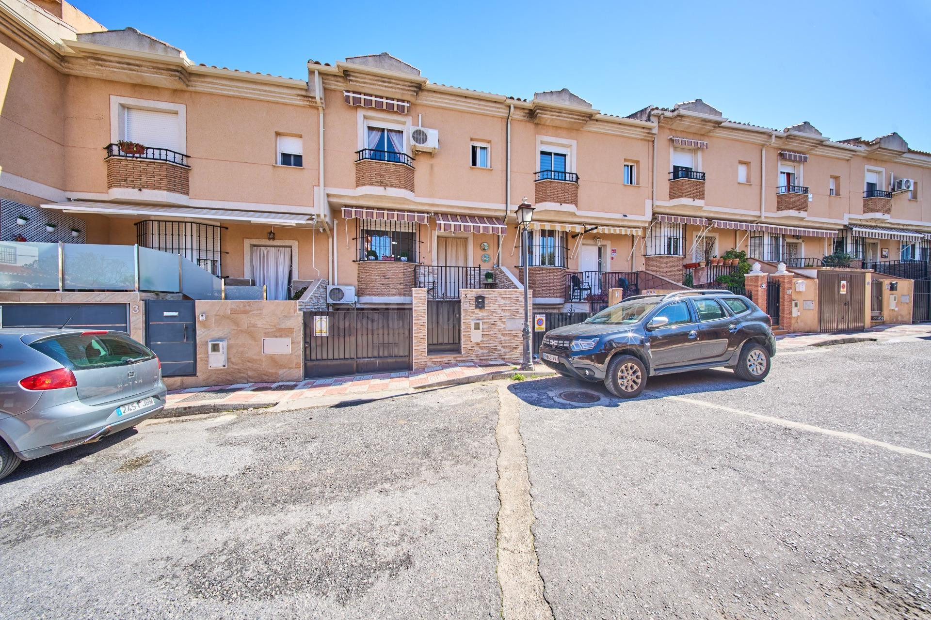 Acogedora casa con gran garaje y patio en La Zubia