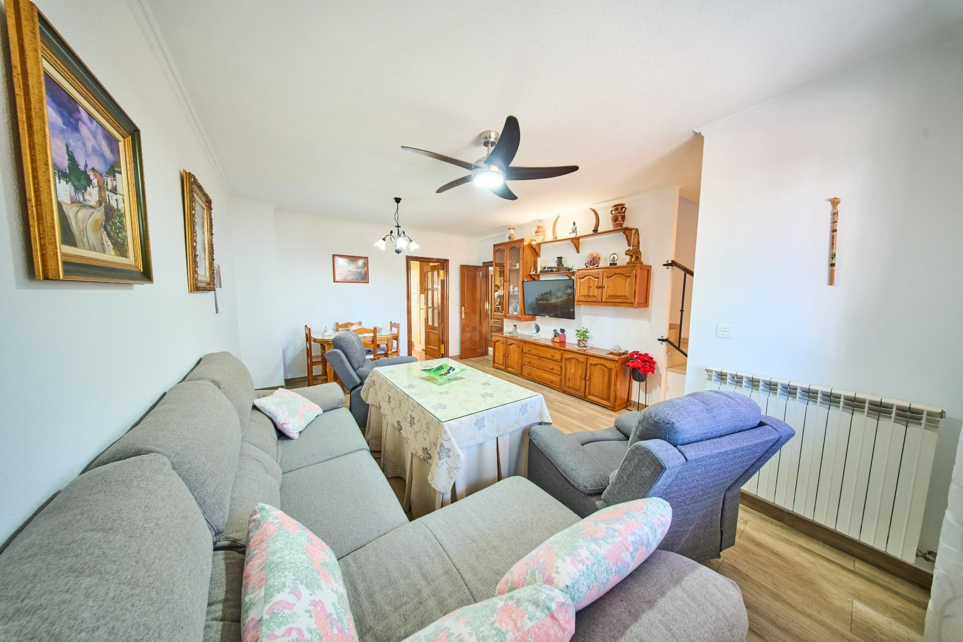 Acogedora casa con gran garaje y patio en La Zubia - foto 4