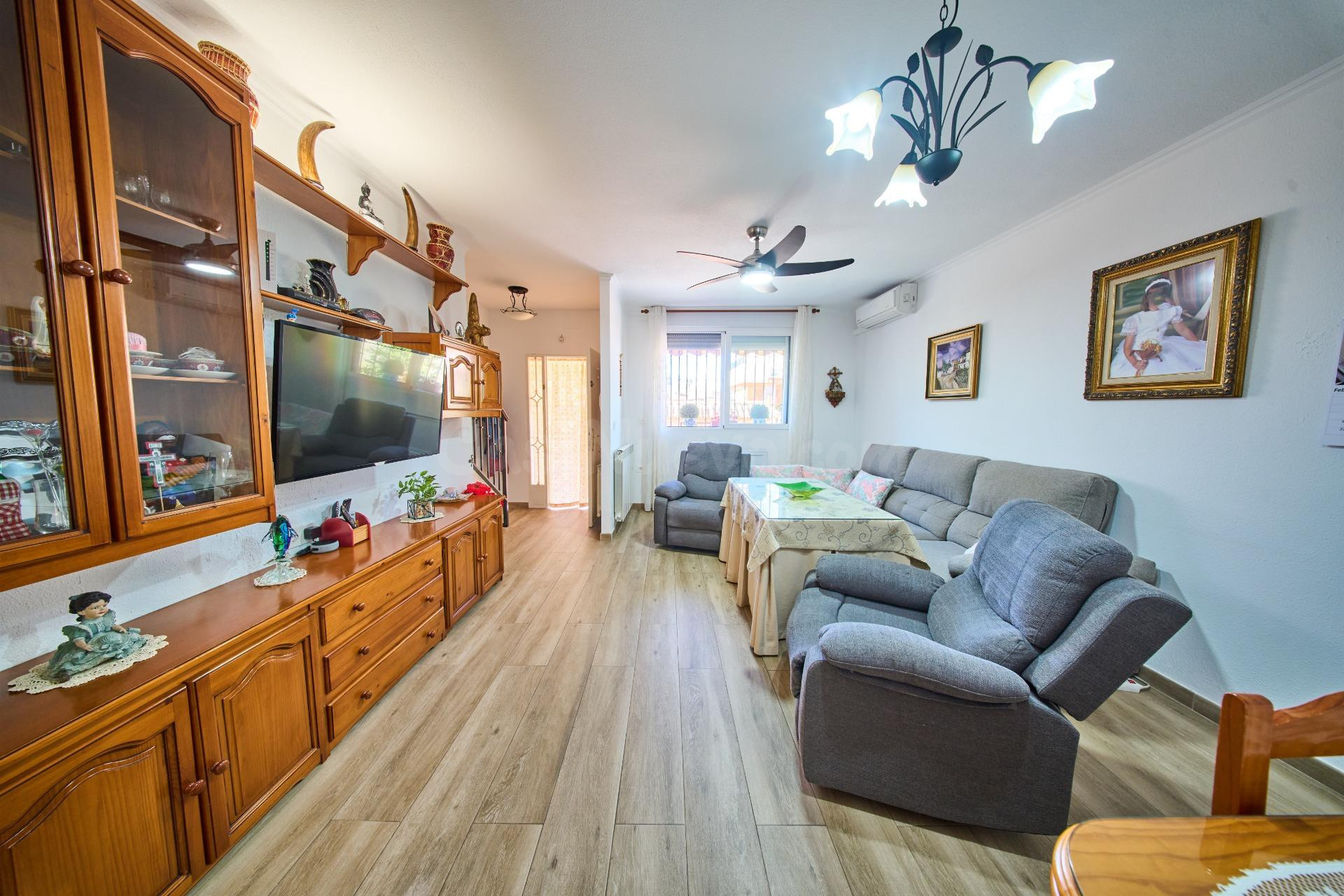 Acogedora casa con gran garaje y patio en La Zubia - foto 5