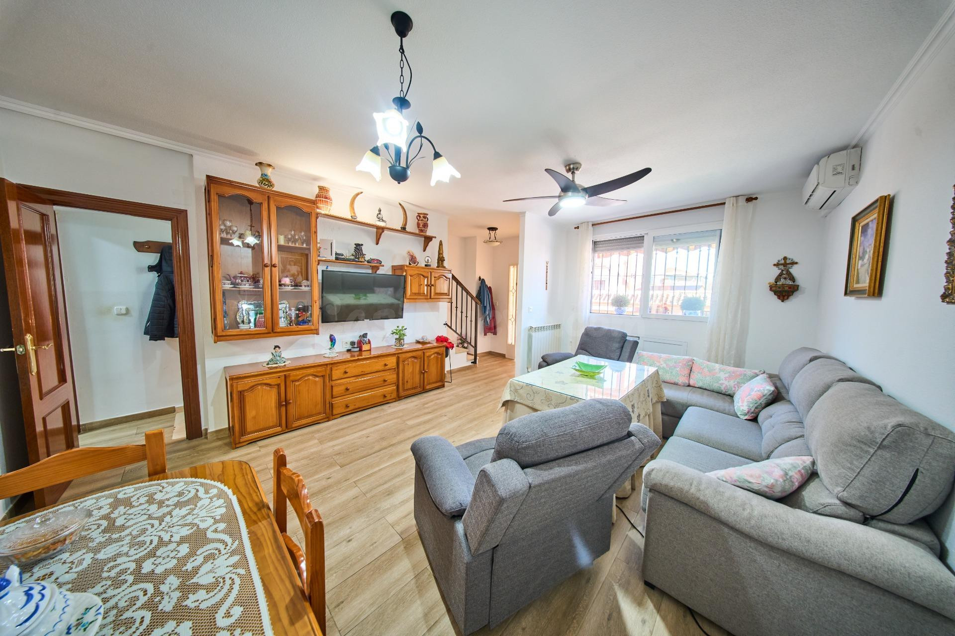 Acogedora casa con gran garaje y patio en La Zubia - foto 6