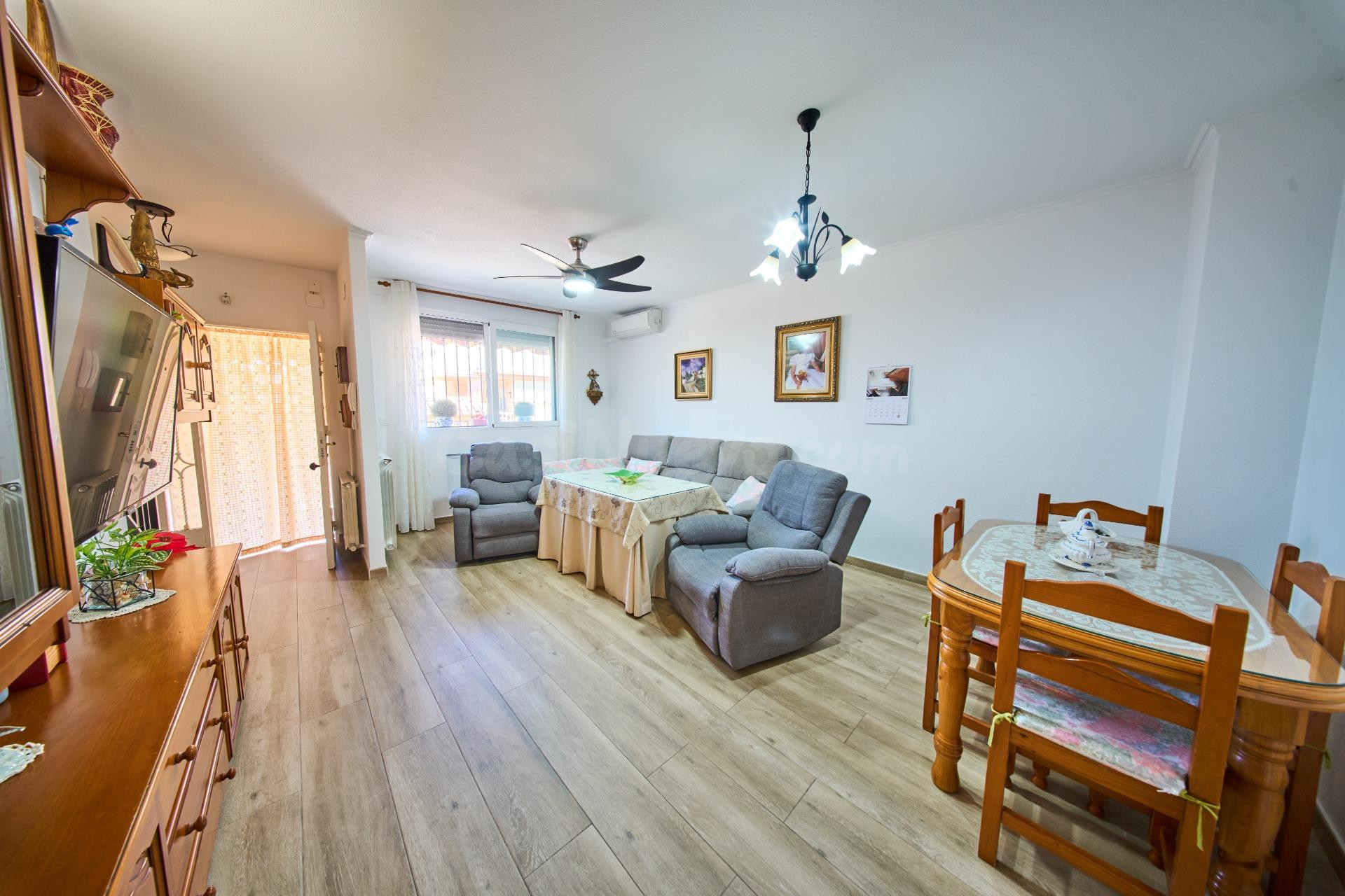 Acogedora casa con gran garaje y patio en La Zubia - foto 7