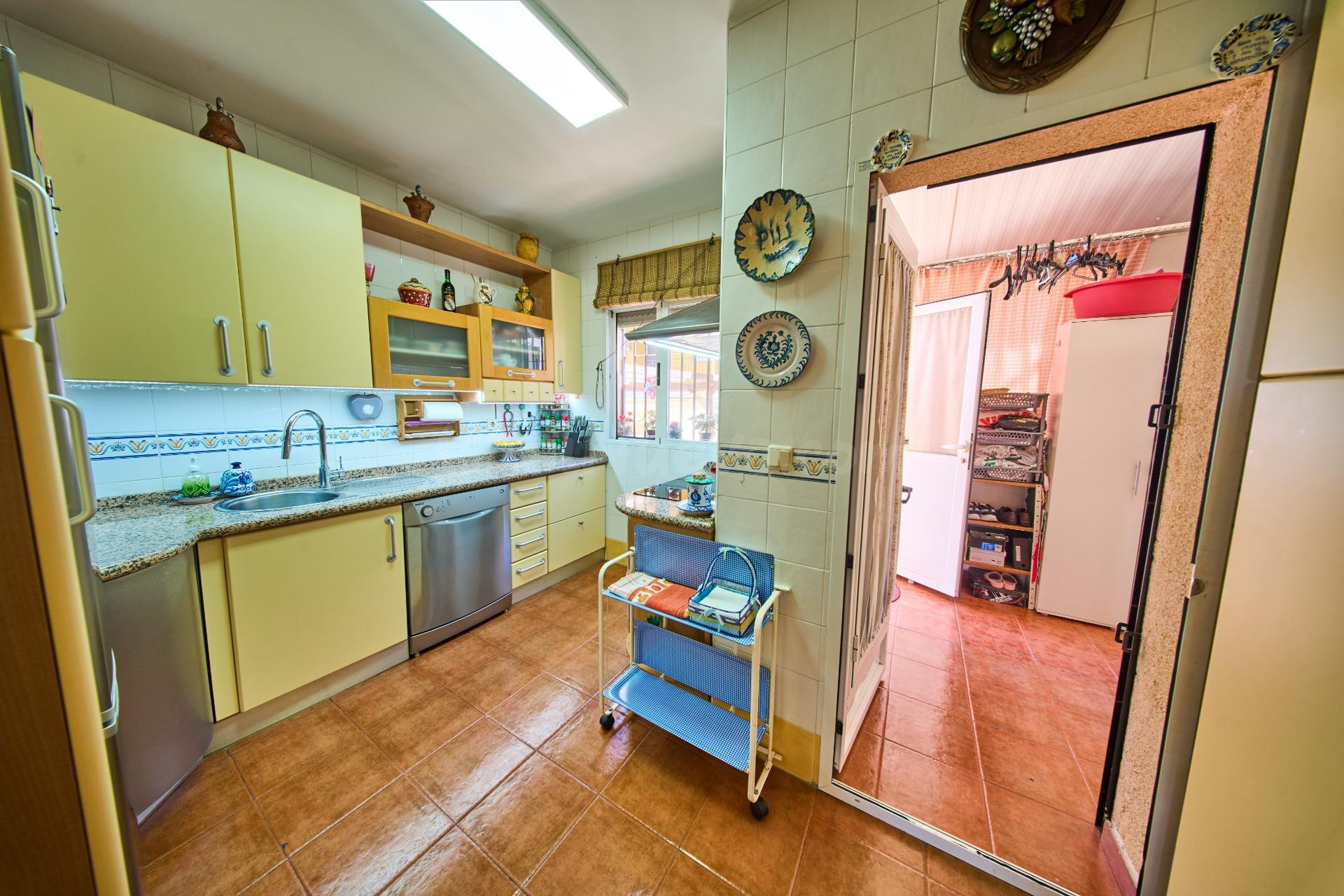 Acogedora casa con gran garaje y patio en La Zubia - foto 8