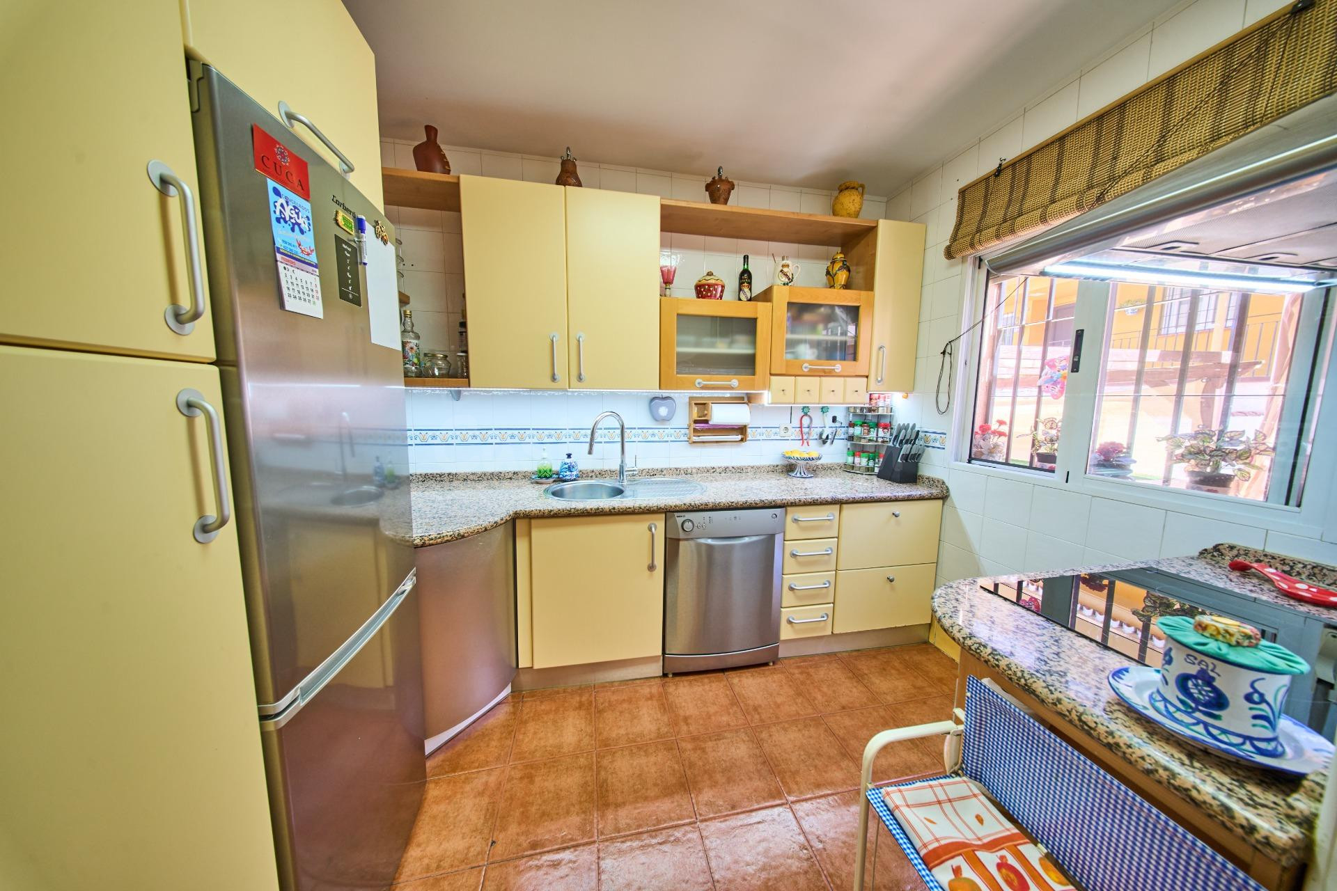 Acogedora casa con gran garaje y patio en La Zubia - foto 9