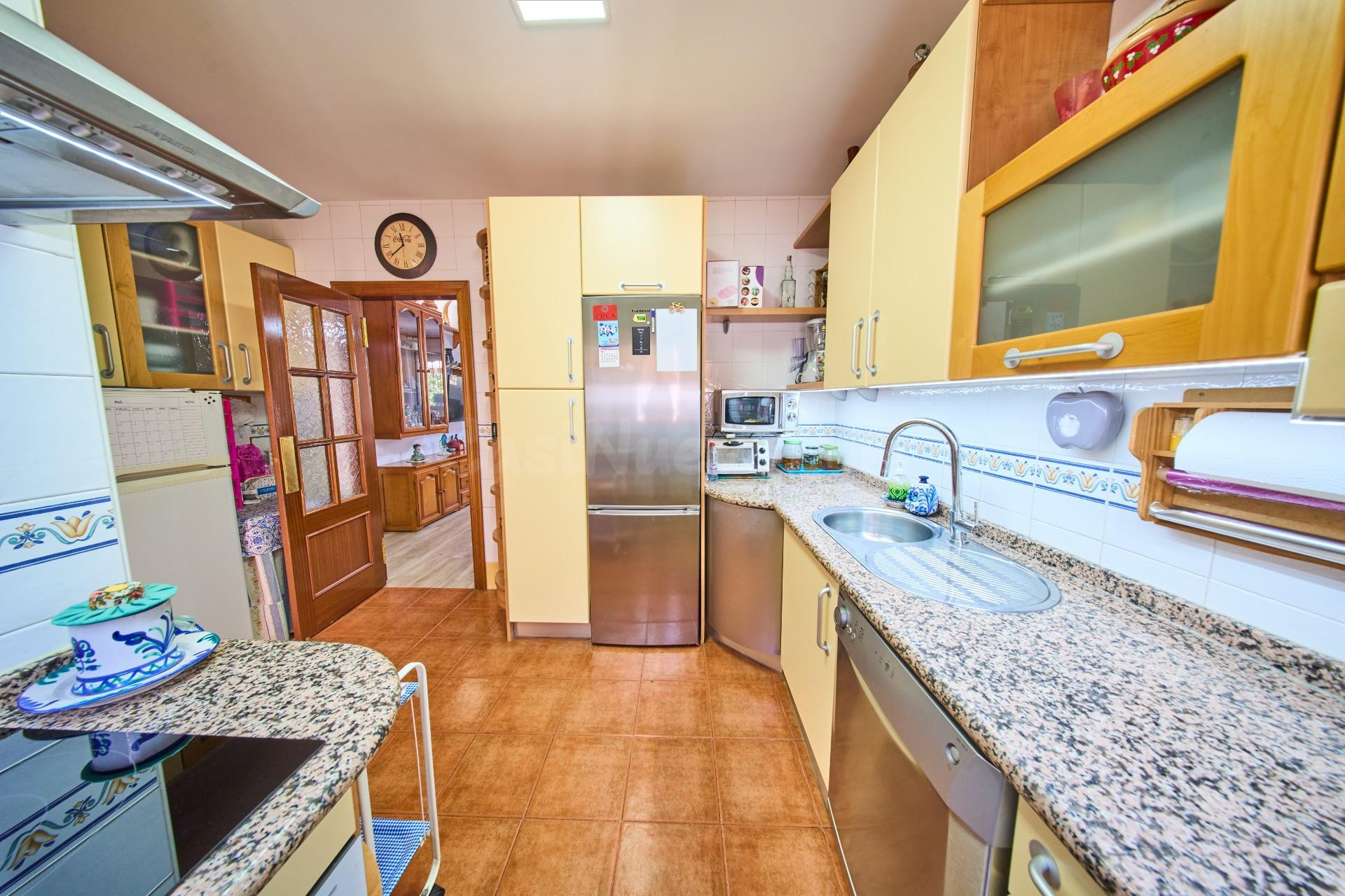 Acogedora casa con gran garaje y patio en La Zubia - foto 10