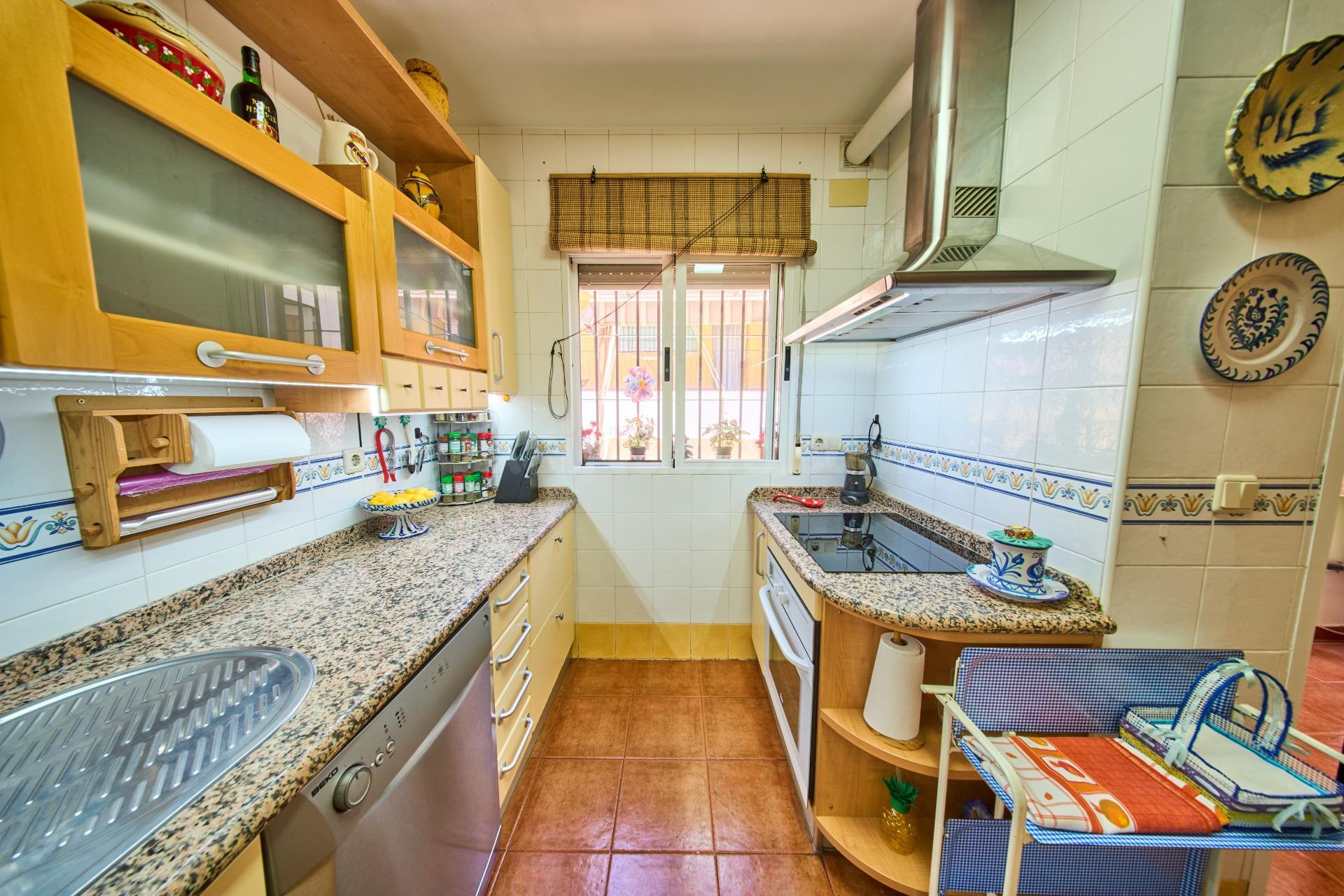 Acogedora casa con gran garaje y patio en La Zubia - foto 11