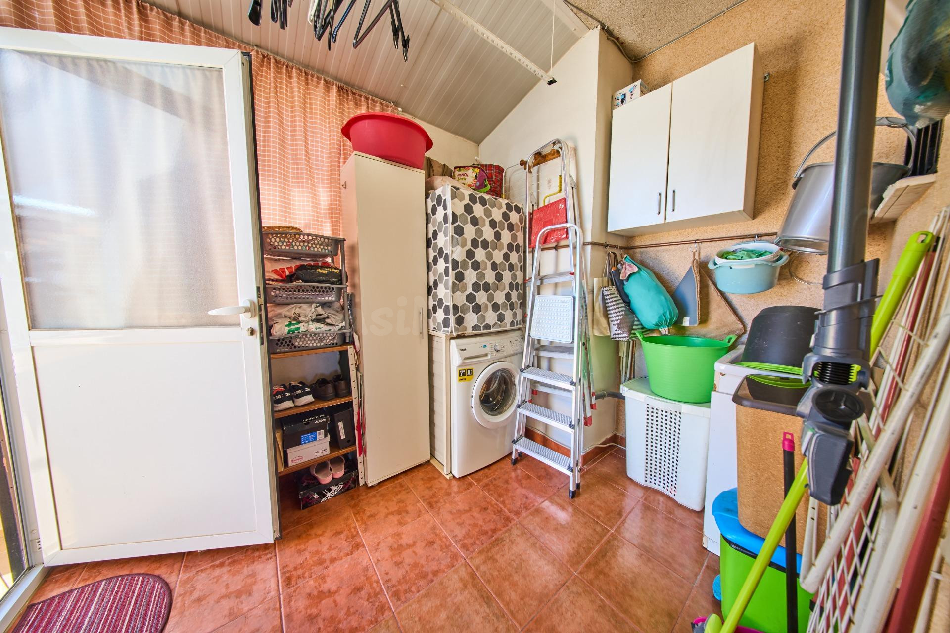 Acogedora casa con gran garaje y patio en La Zubia - foto 12