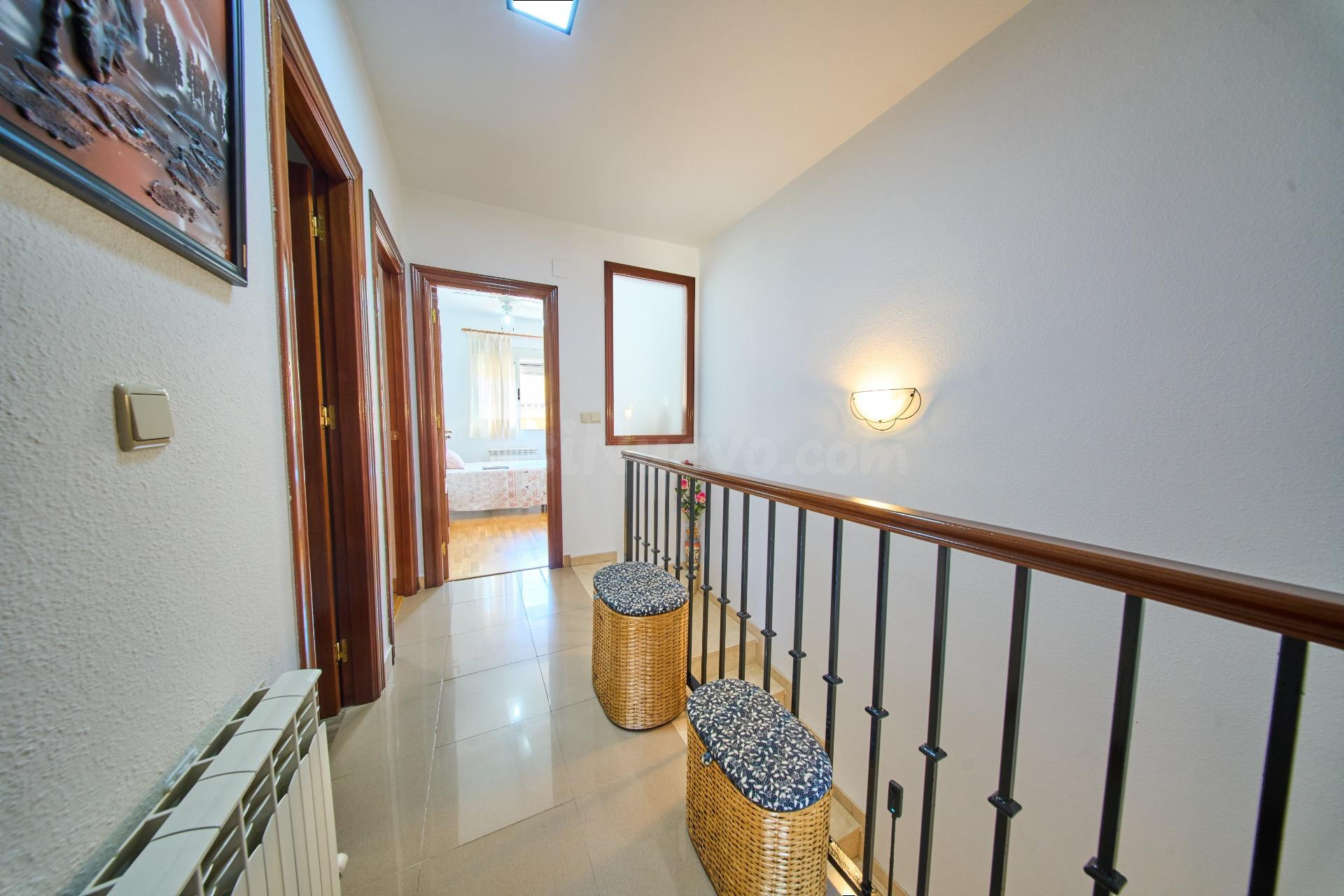 Acogedora casa con gran garaje y patio en La Zubia - foto 14