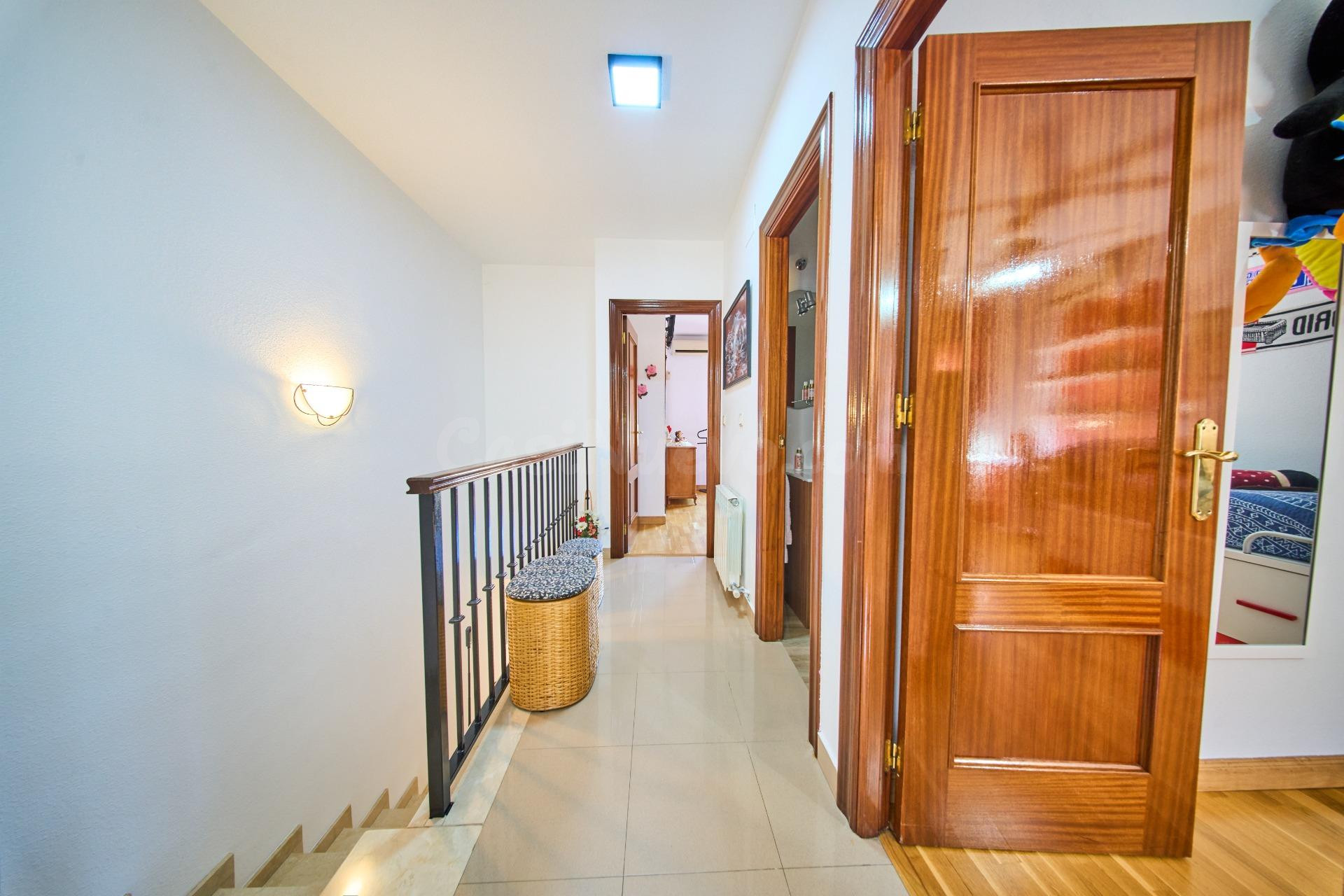 Acogedora casa con gran garaje y patio en La Zubia - foto 15