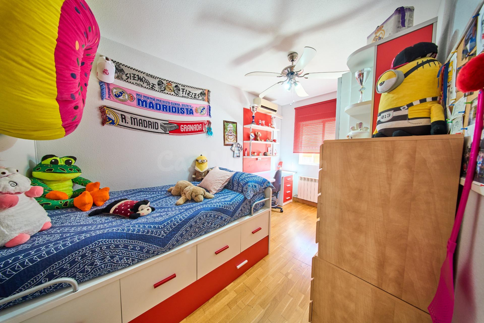 Acogedora casa con gran garaje y patio en La Zubia - foto 16