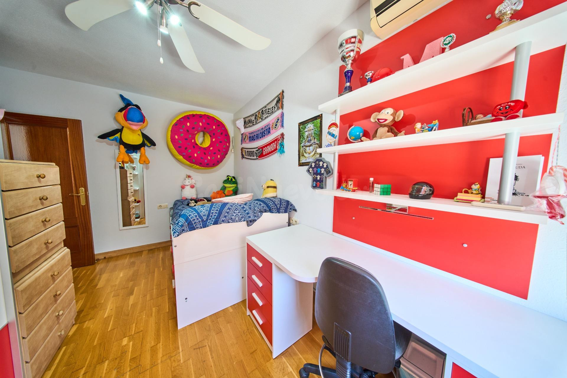 Acogedora casa con gran garaje y patio en La Zubia - foto 17