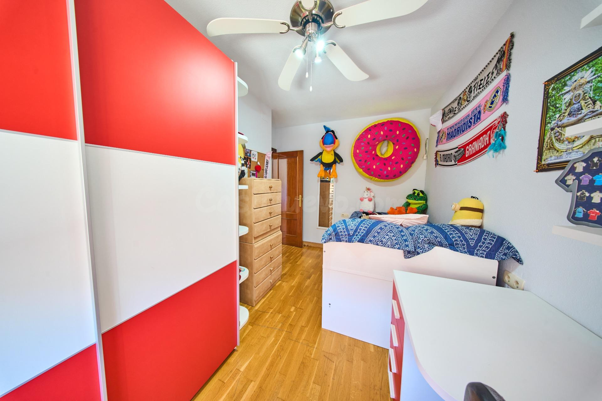 Acogedora casa con gran garaje y patio en La Zubia - foto 18