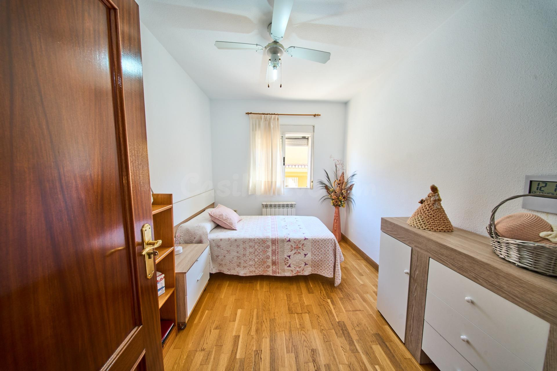 Acogedora casa con gran garaje y patio en La Zubia - foto 19