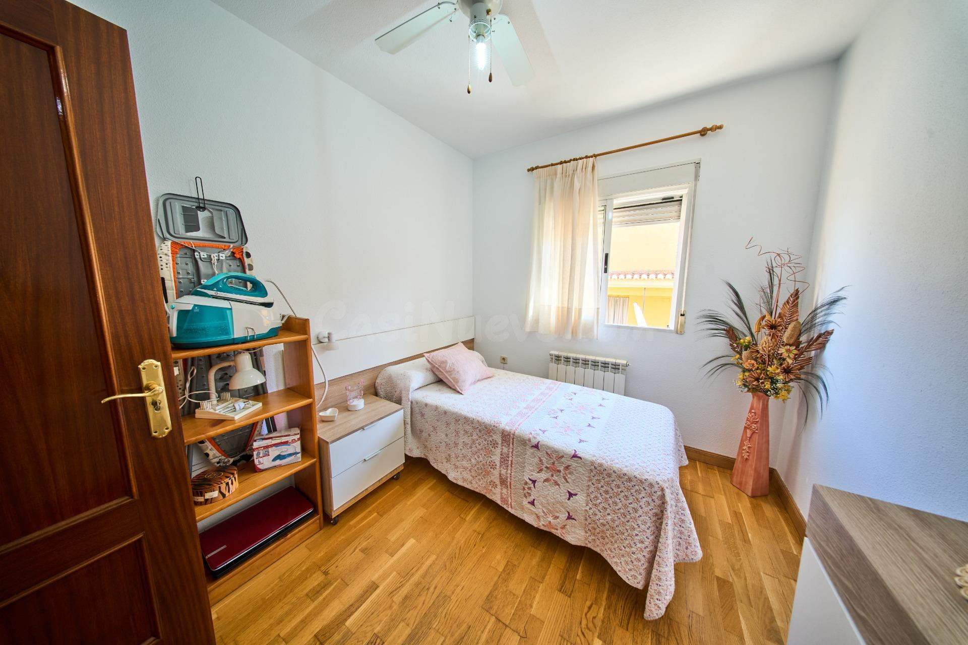 Acogedora casa con gran garaje y patio en La Zubia - foto 20