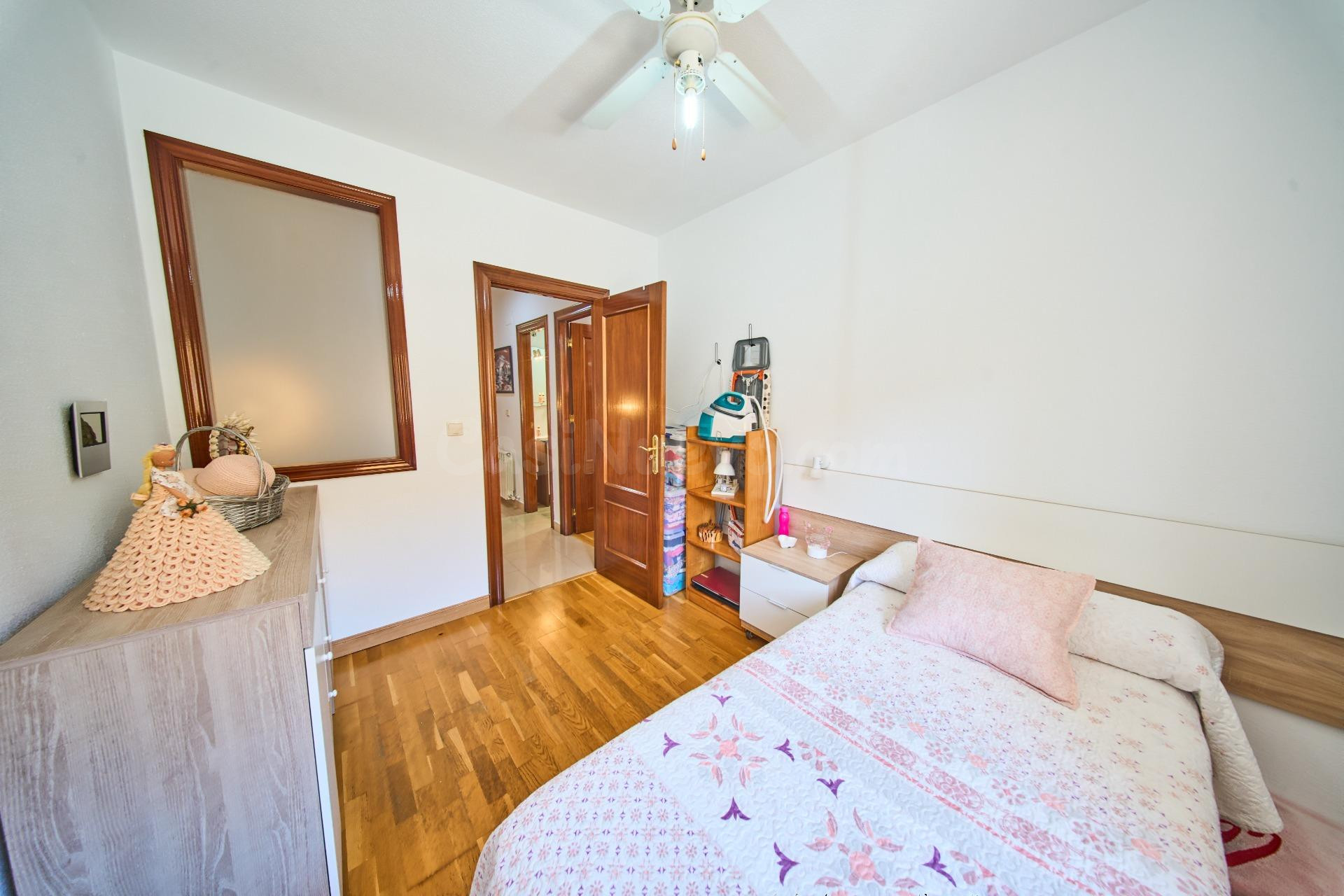 Acogedora casa con gran garaje y patio en La Zubia - foto 21