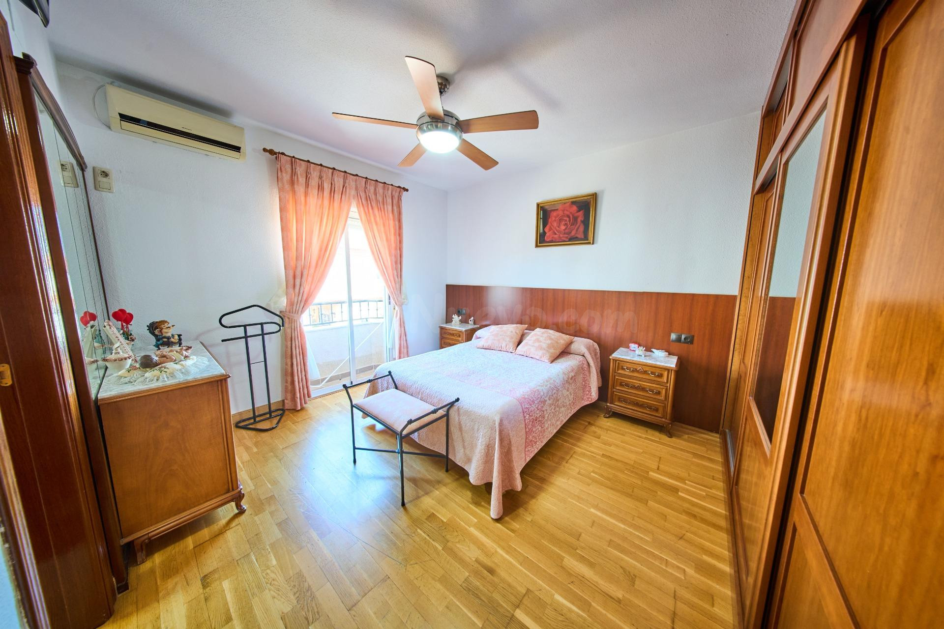 Acogedora casa con gran garaje y patio en La Zubia - foto 22