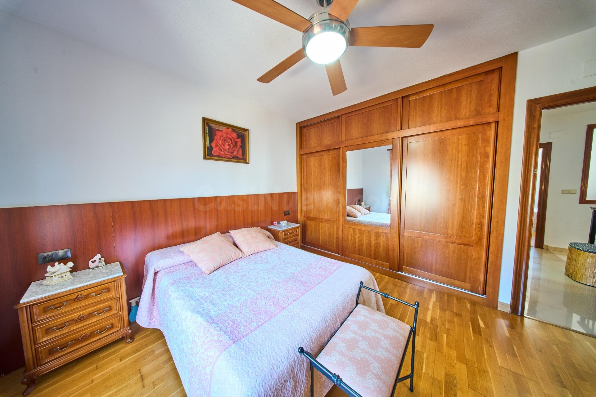 Acogedora casa con gran garaje y patio en La Zubia - foto 23