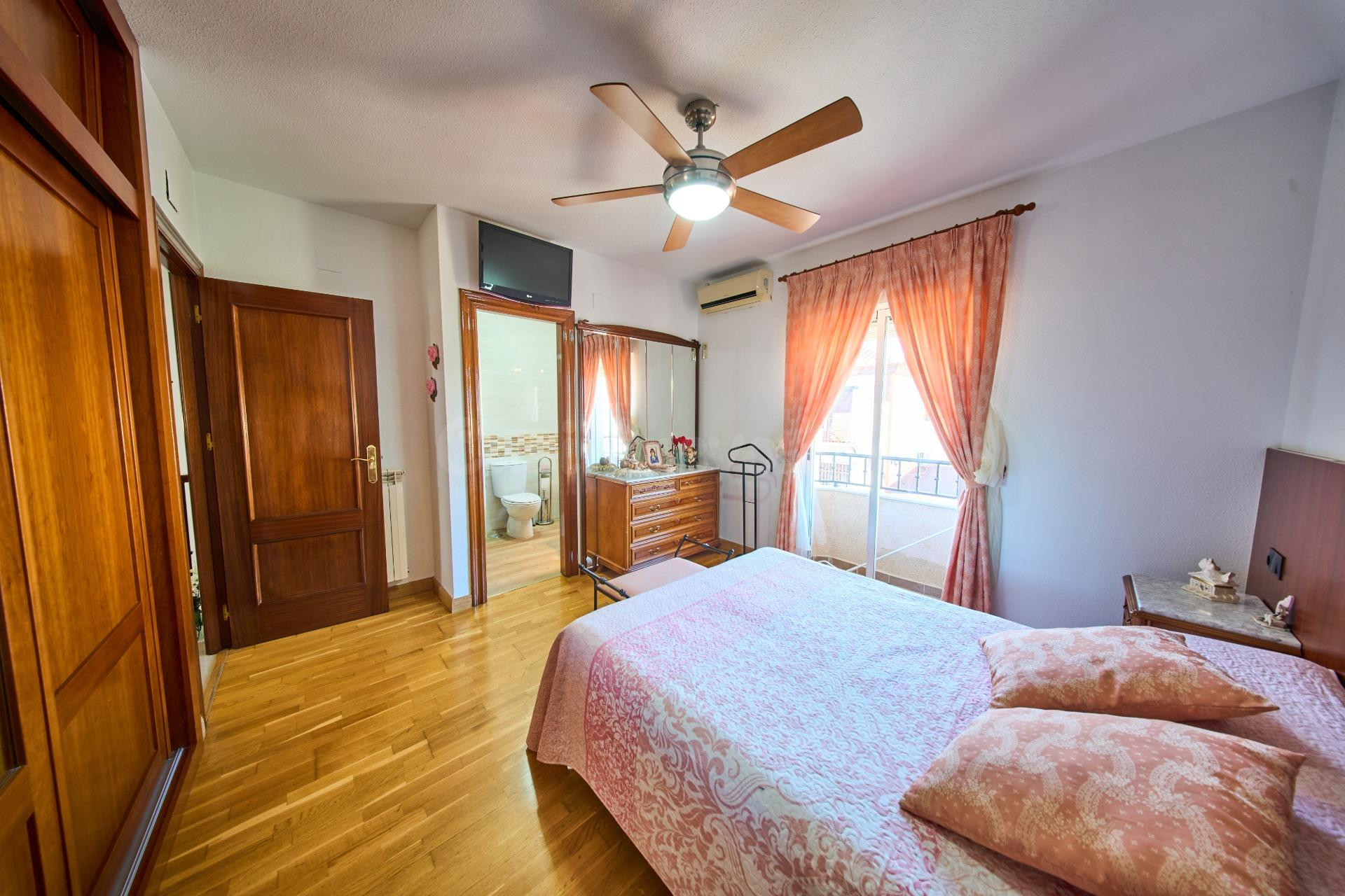 Acogedora casa con gran garaje y patio en La Zubia - foto 24