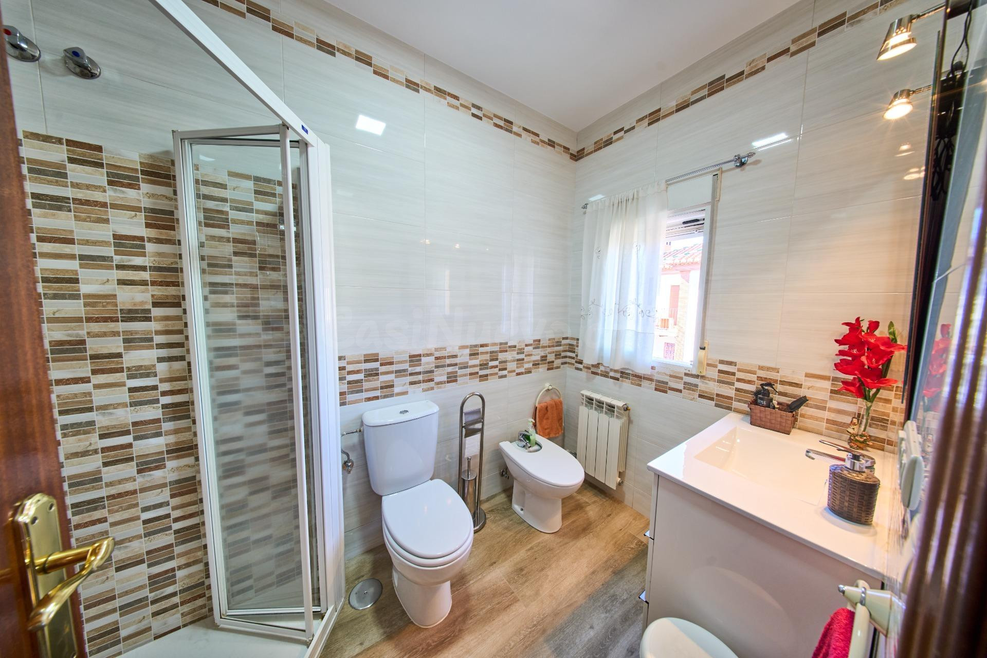 Acogedora casa con gran garaje y patio en La Zubia - foto 25