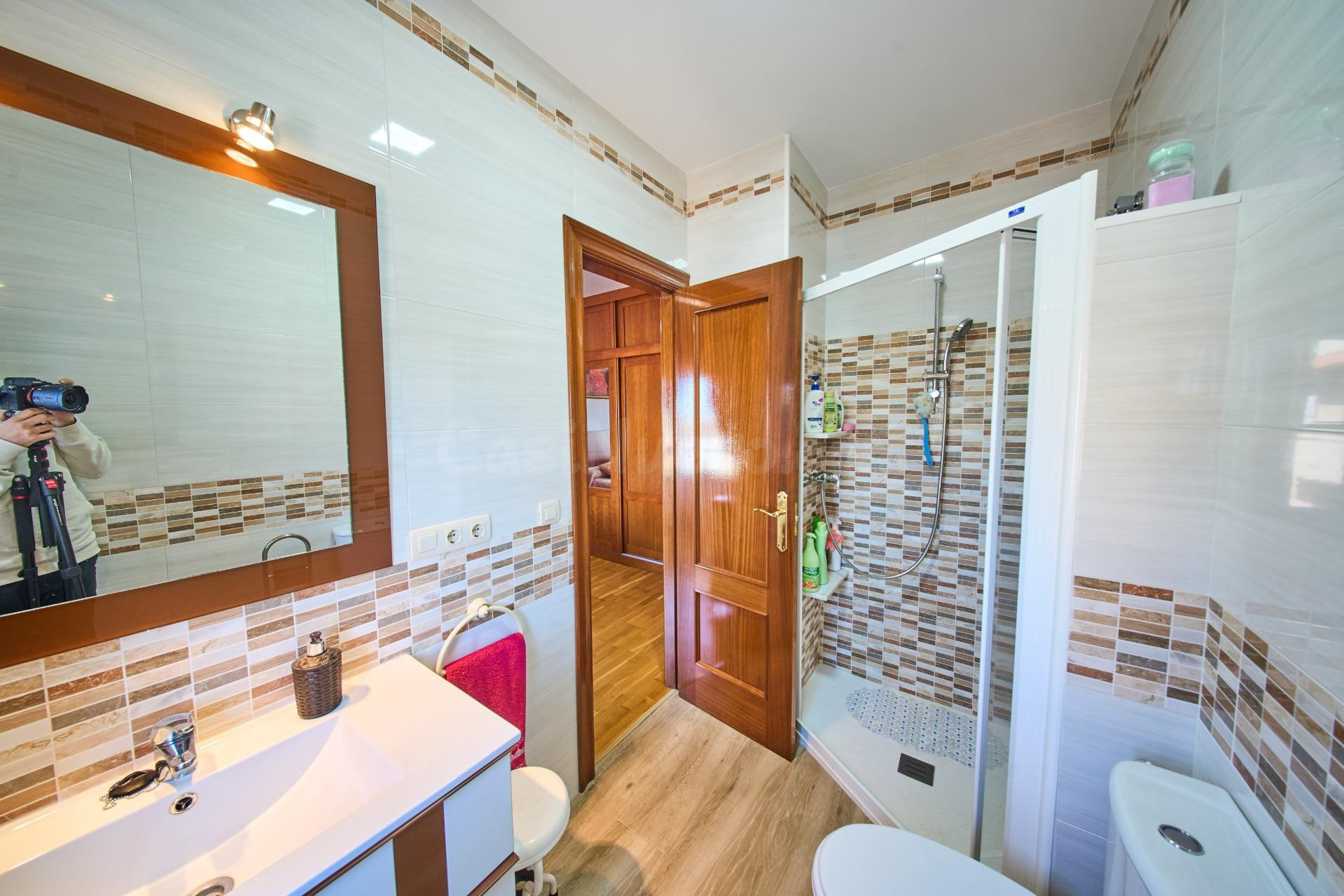 Acogedora casa con gran garaje y patio en La Zubia - foto 26