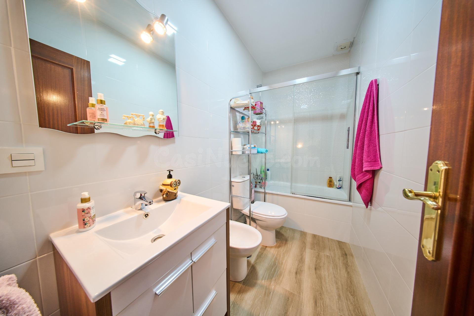 Acogedora casa con gran garaje y patio en La Zubia - foto 27