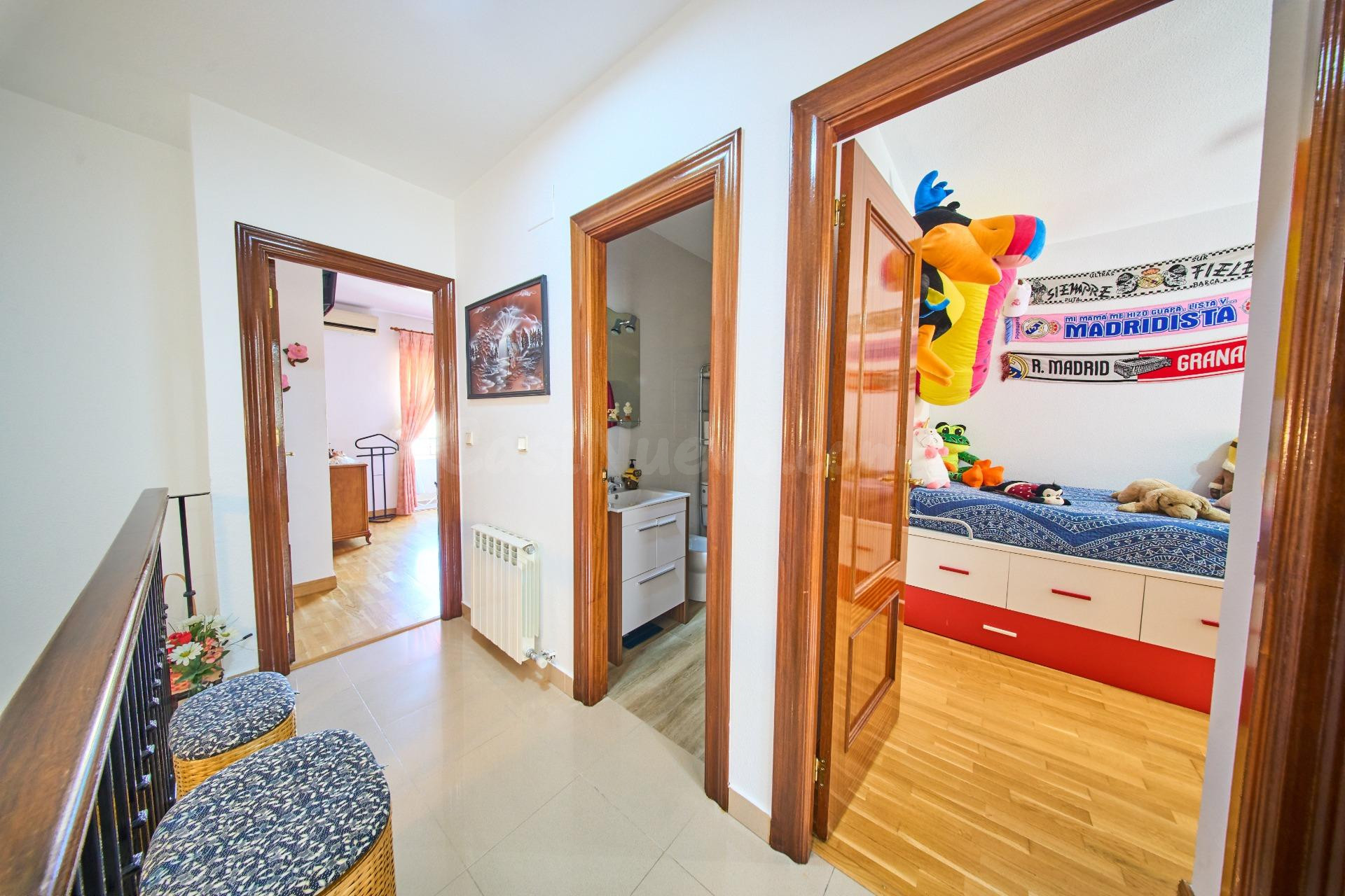 Acogedora casa con gran garaje y patio en La Zubia - foto 28