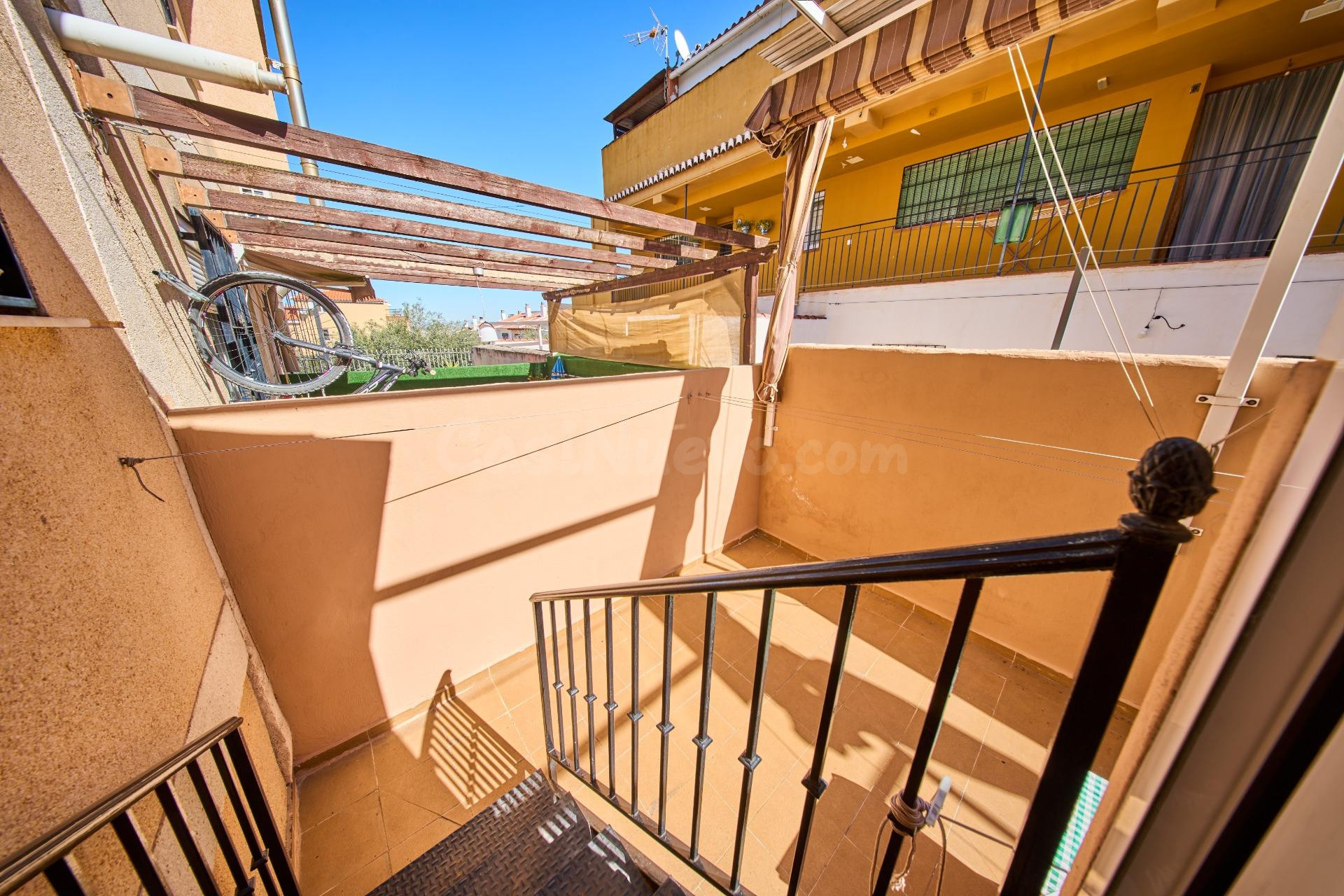 Acogedora casa con gran garaje y patio en La Zubia - foto 29