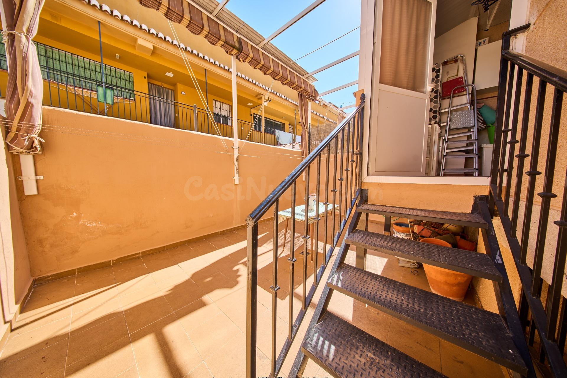 Acogedora casa con gran garaje y patio en La Zubia - foto 30