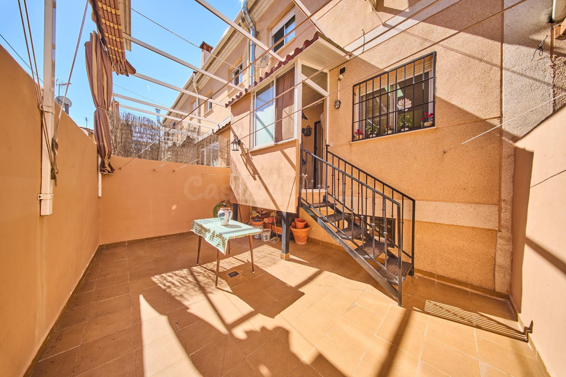 Acogedora casa con gran garaje y patio en La Zubia - foto 31