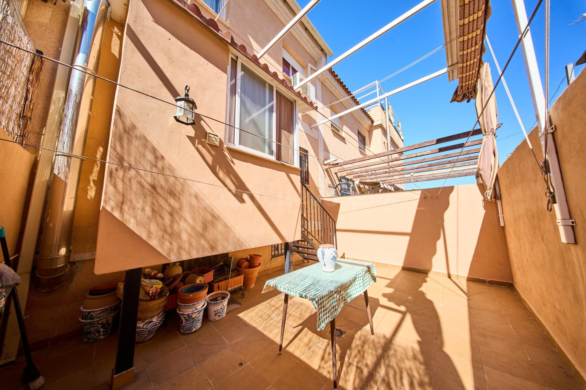 Acogedora casa con gran garaje y patio en La Zubia - foto 32