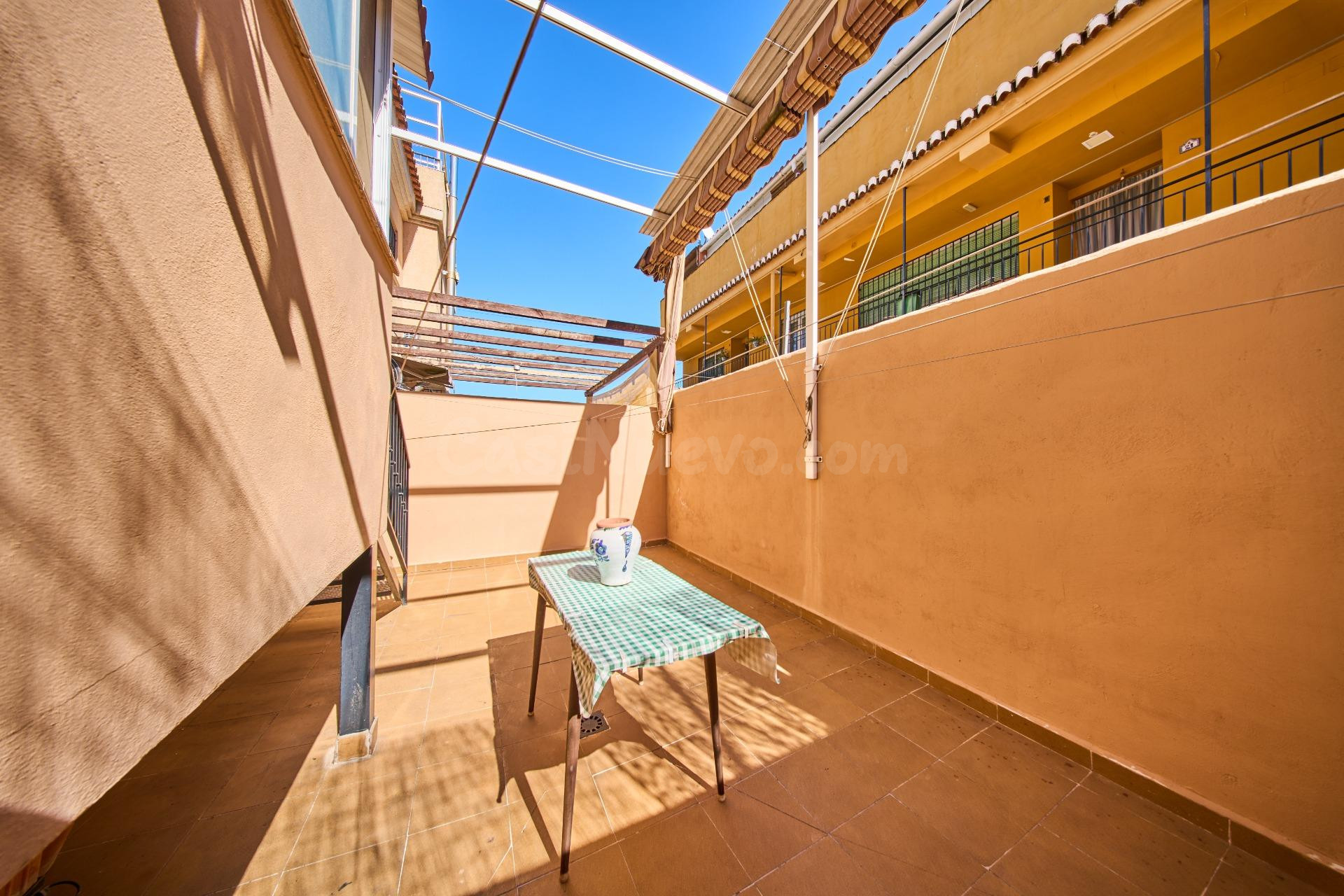 Acogedora casa con gran garaje y patio en La Zubia - foto 33