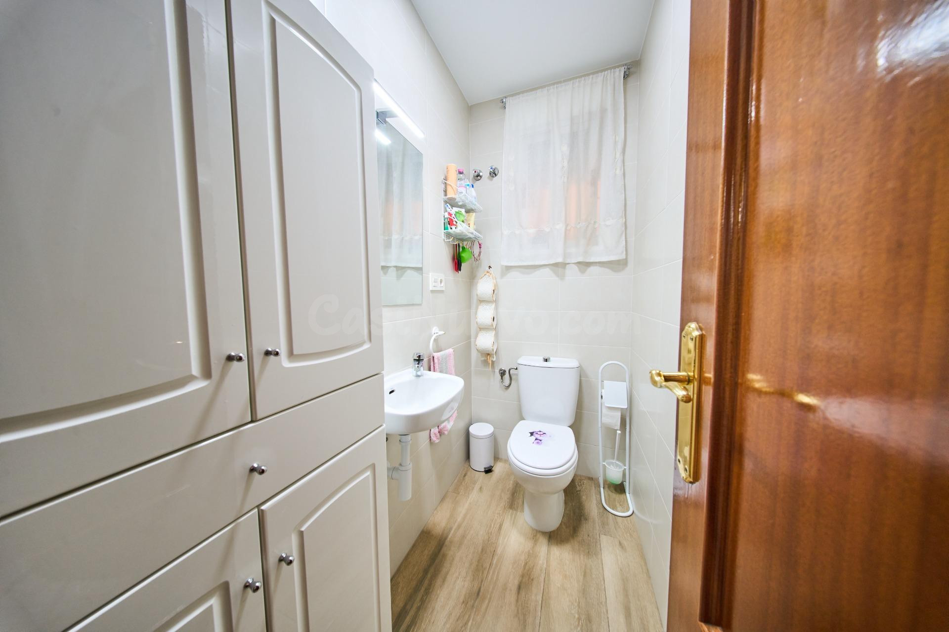 Acogedora casa con gran garaje y patio en La Zubia - foto 34