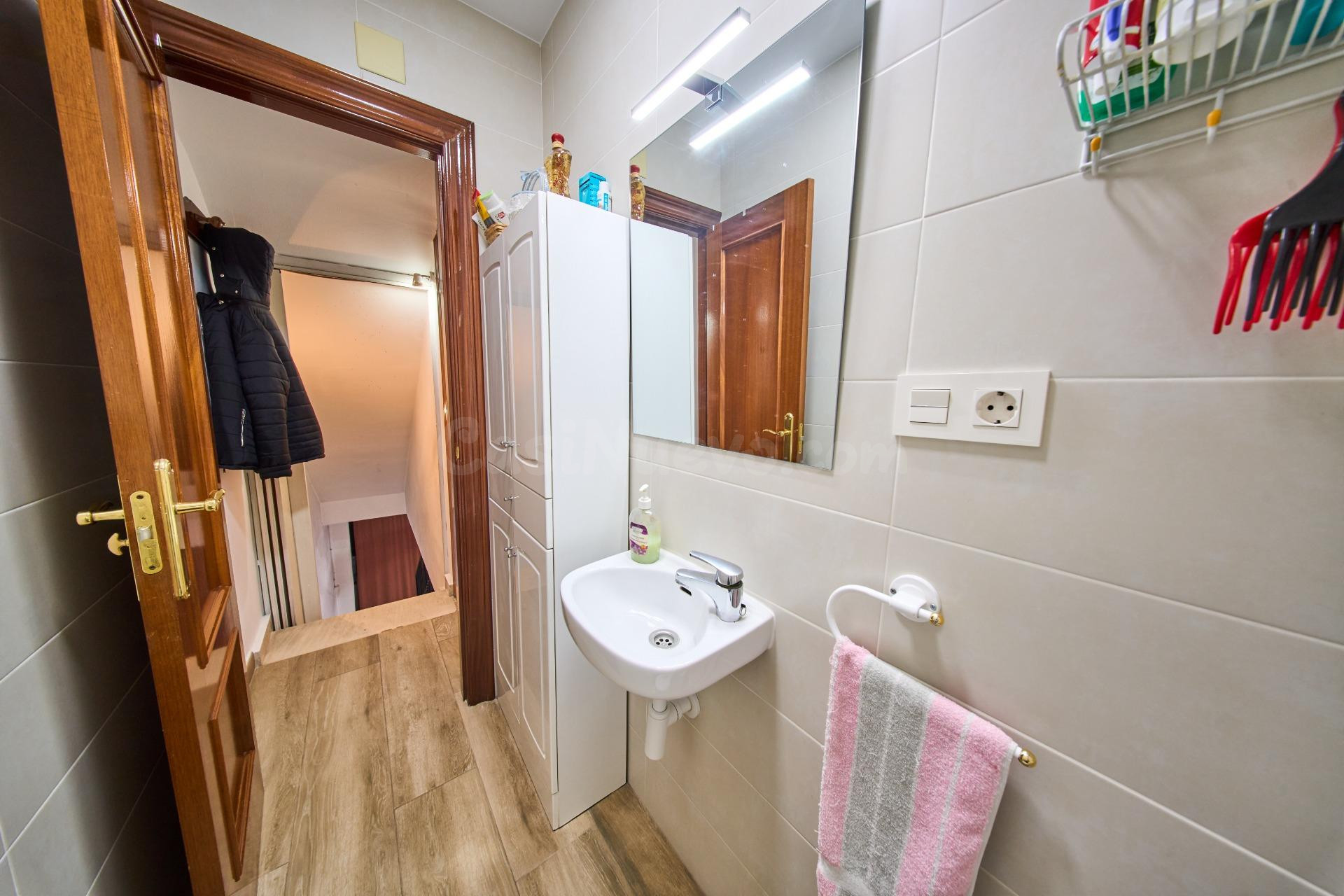 Acogedora casa con gran garaje y patio en La Zubia - foto 35