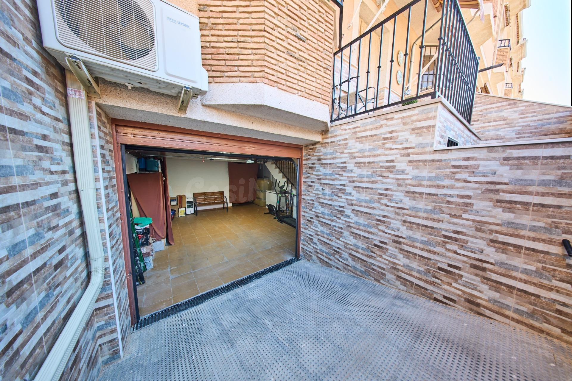 Acogedora casa con gran garaje y patio en La Zubia - foto 36