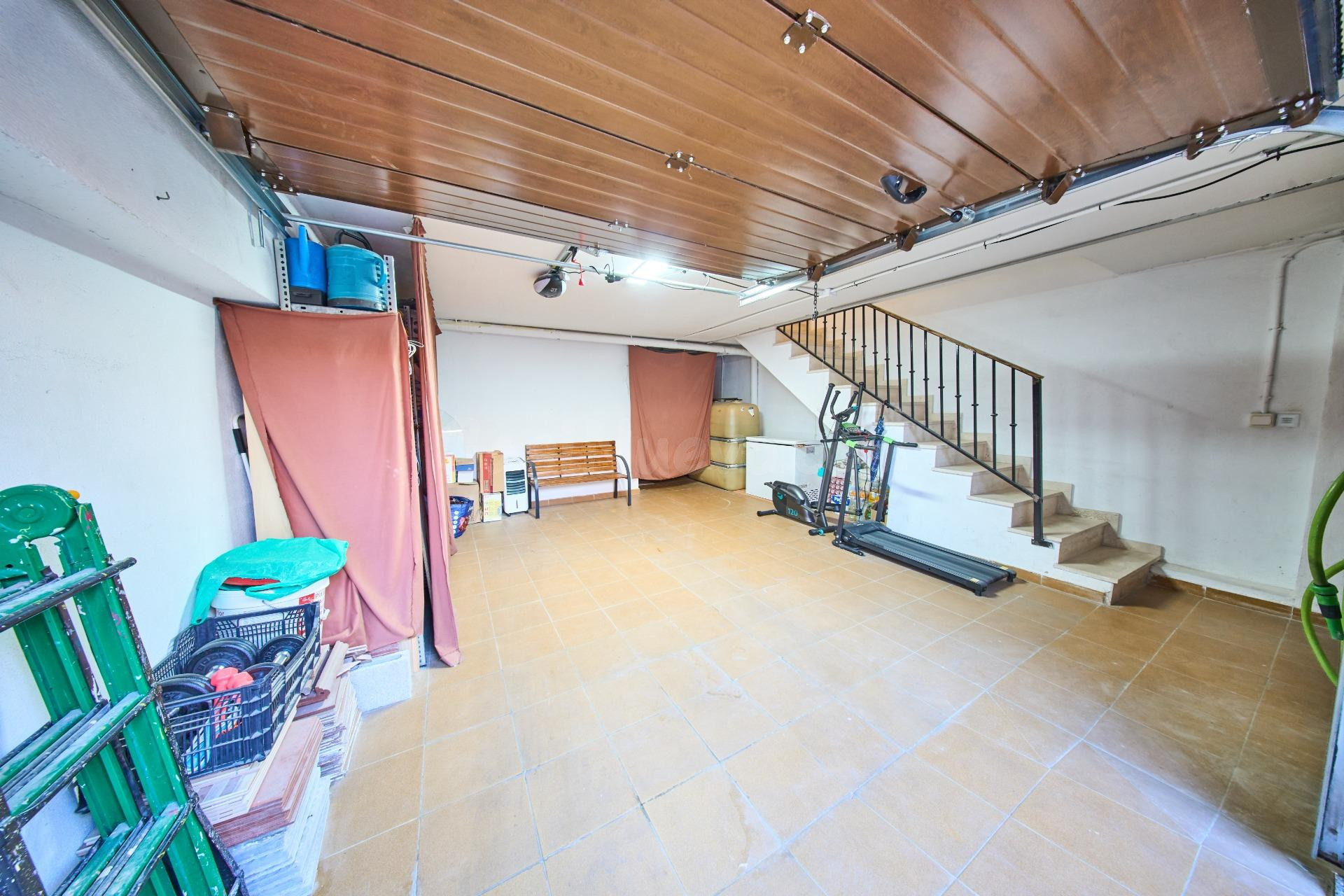 Acogedora casa con gran garaje y patio en La Zubia - foto 37