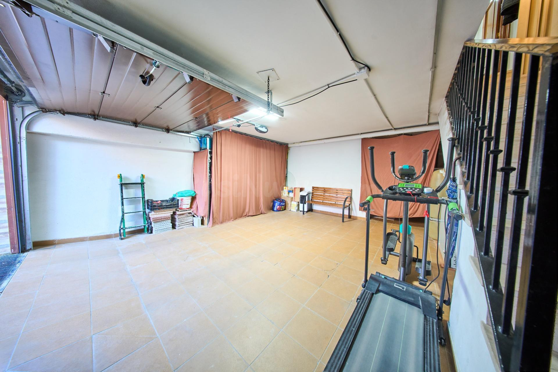 Acogedora casa con gran garaje y patio en La Zubia - foto 38