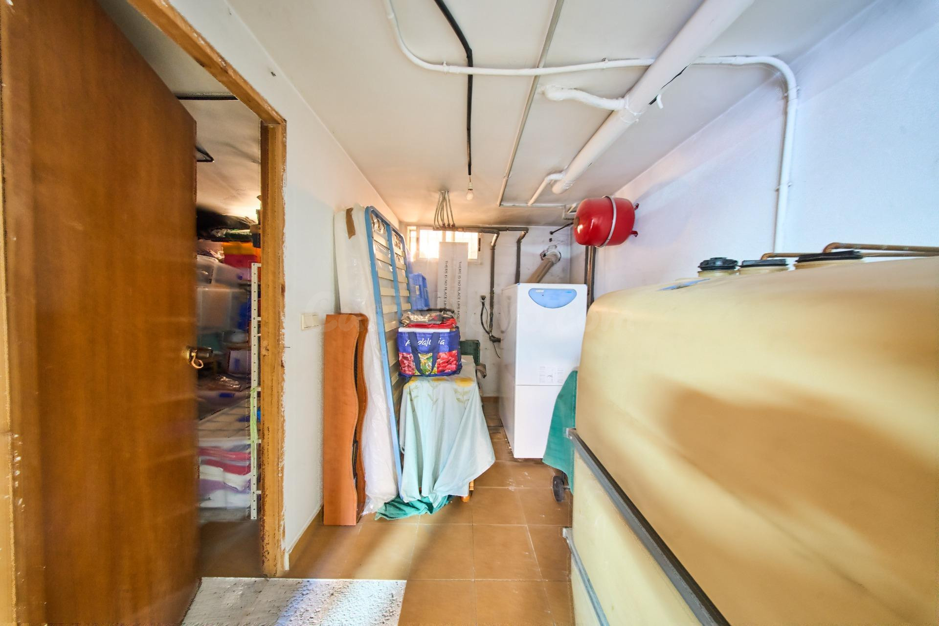 Acogedora casa con gran garaje y patio en La Zubia - foto 40