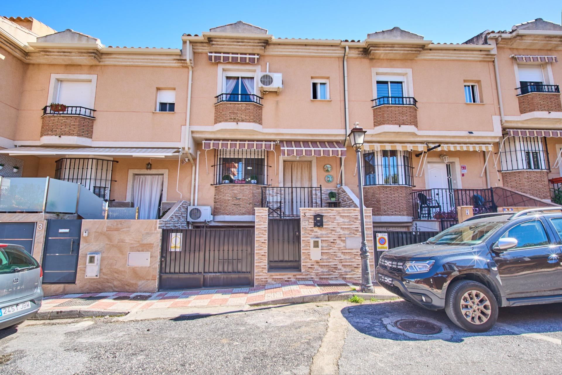 Acogedora casa con gran garaje y patio en La Zubia - foto 42