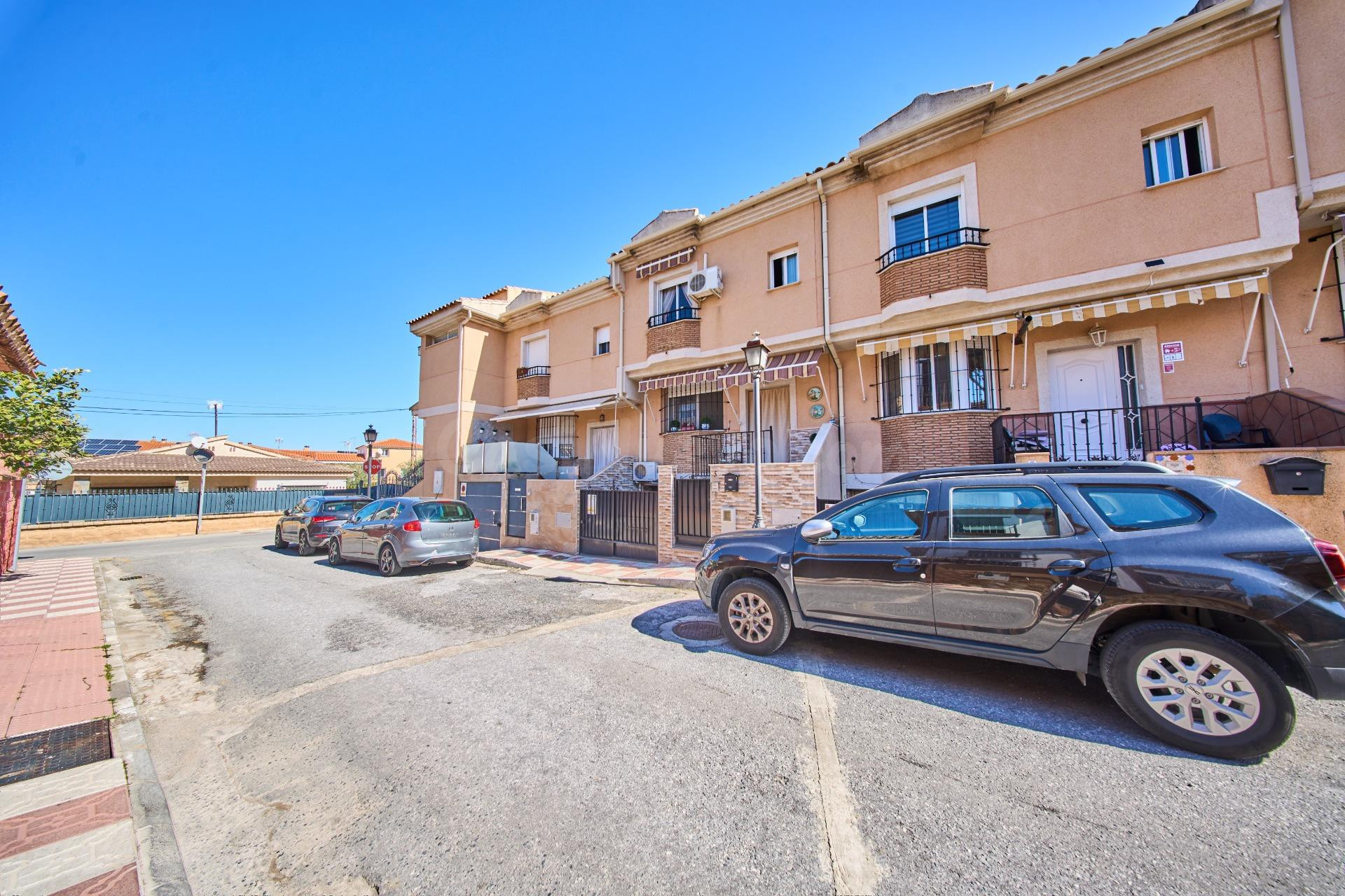 Acogedora casa con gran garaje y patio en La Zubia - foto 43