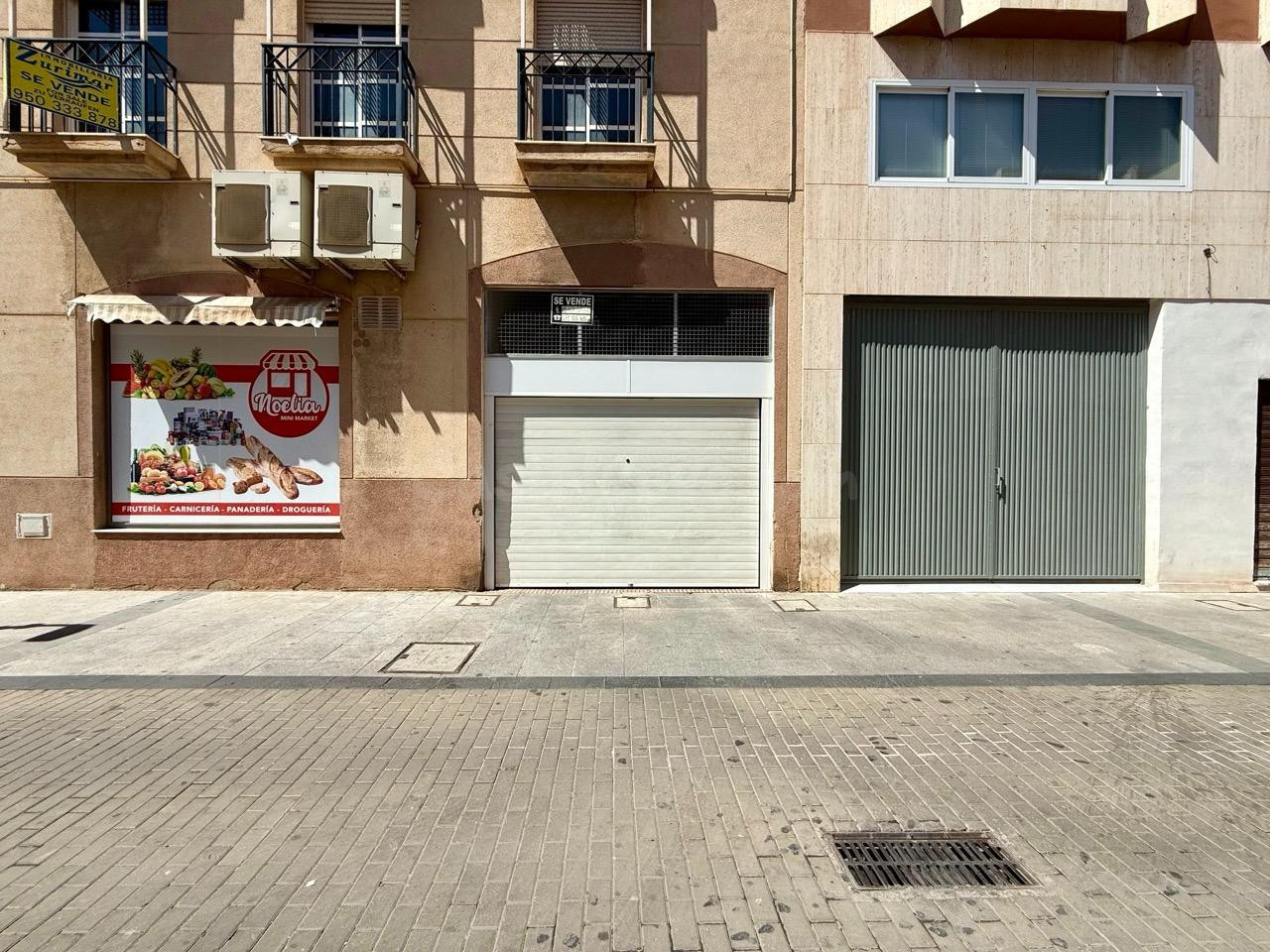 PLAZA DE APARCAMIENTO Y TRASTERO GRANDE EN VENTA EN EL CENTRO DE ROQUETAS DE MAR