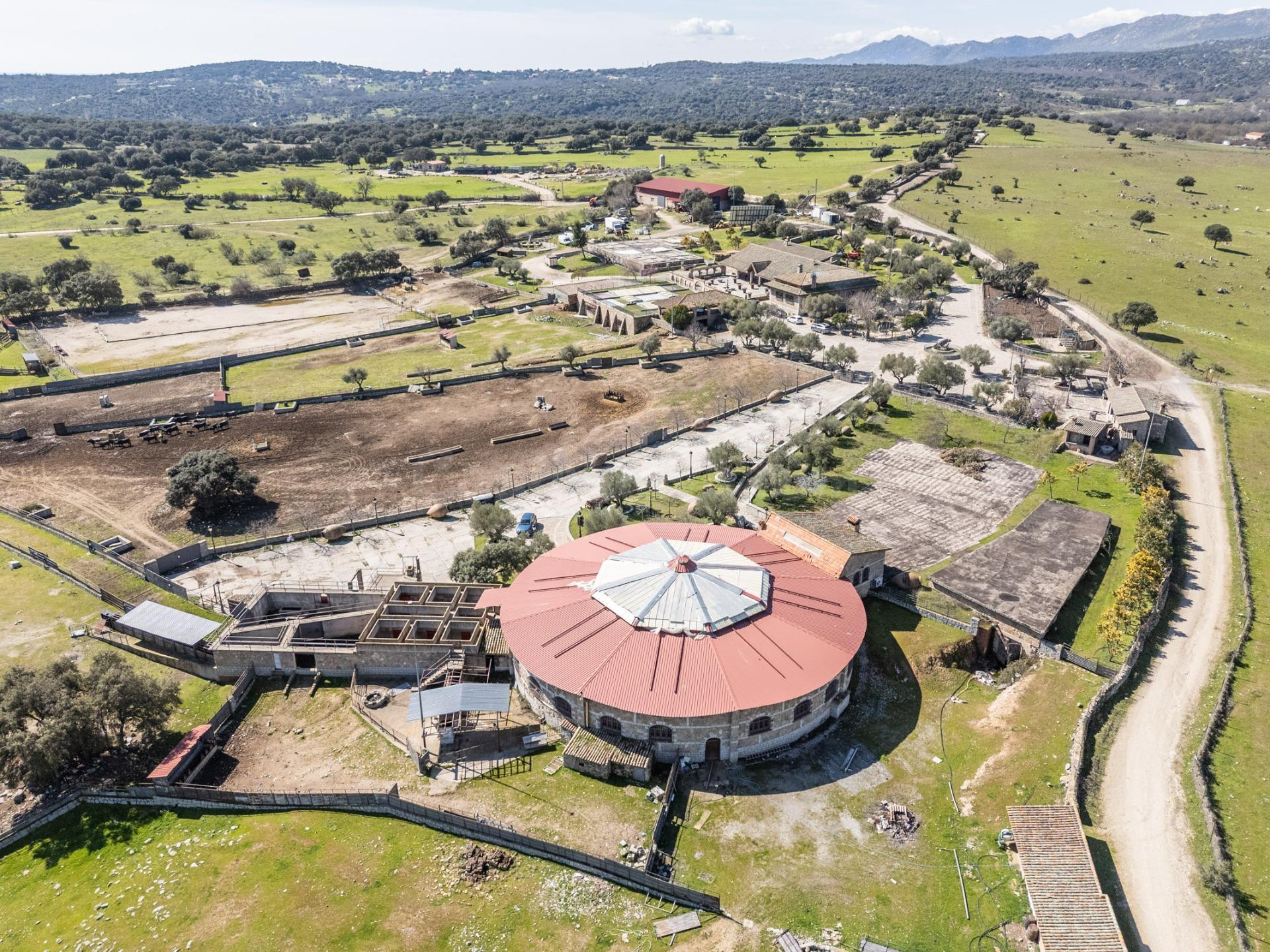 EXCLUSIVA FINCA GANADERA DE LUJO DE 93 HECTÁREAS CON PLAZA D - foto 3