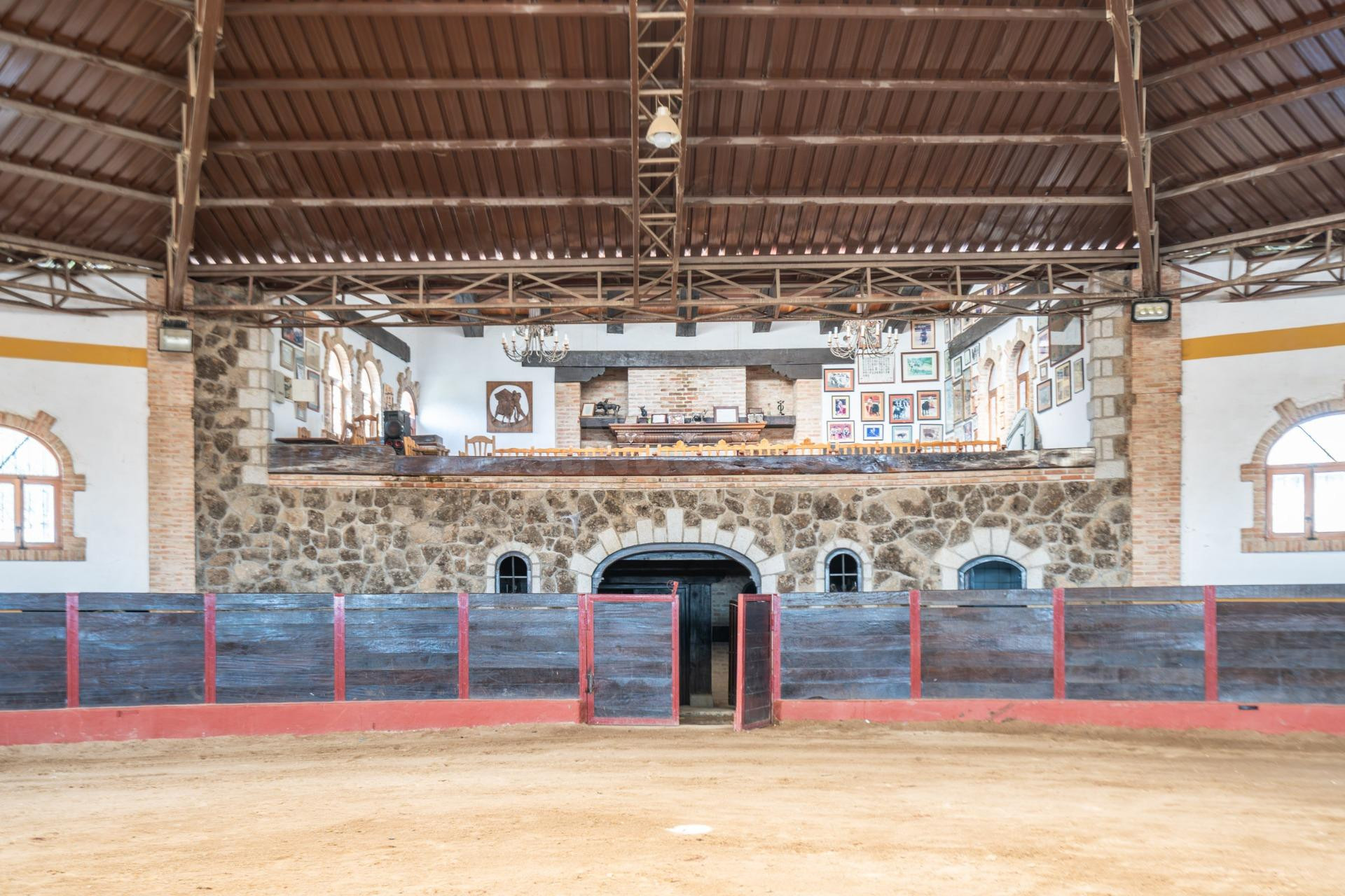 EXCLUSIVA FINCA GANADERA DE LUJO DE 93 HECTÁREAS CON PLAZA D - foto 16