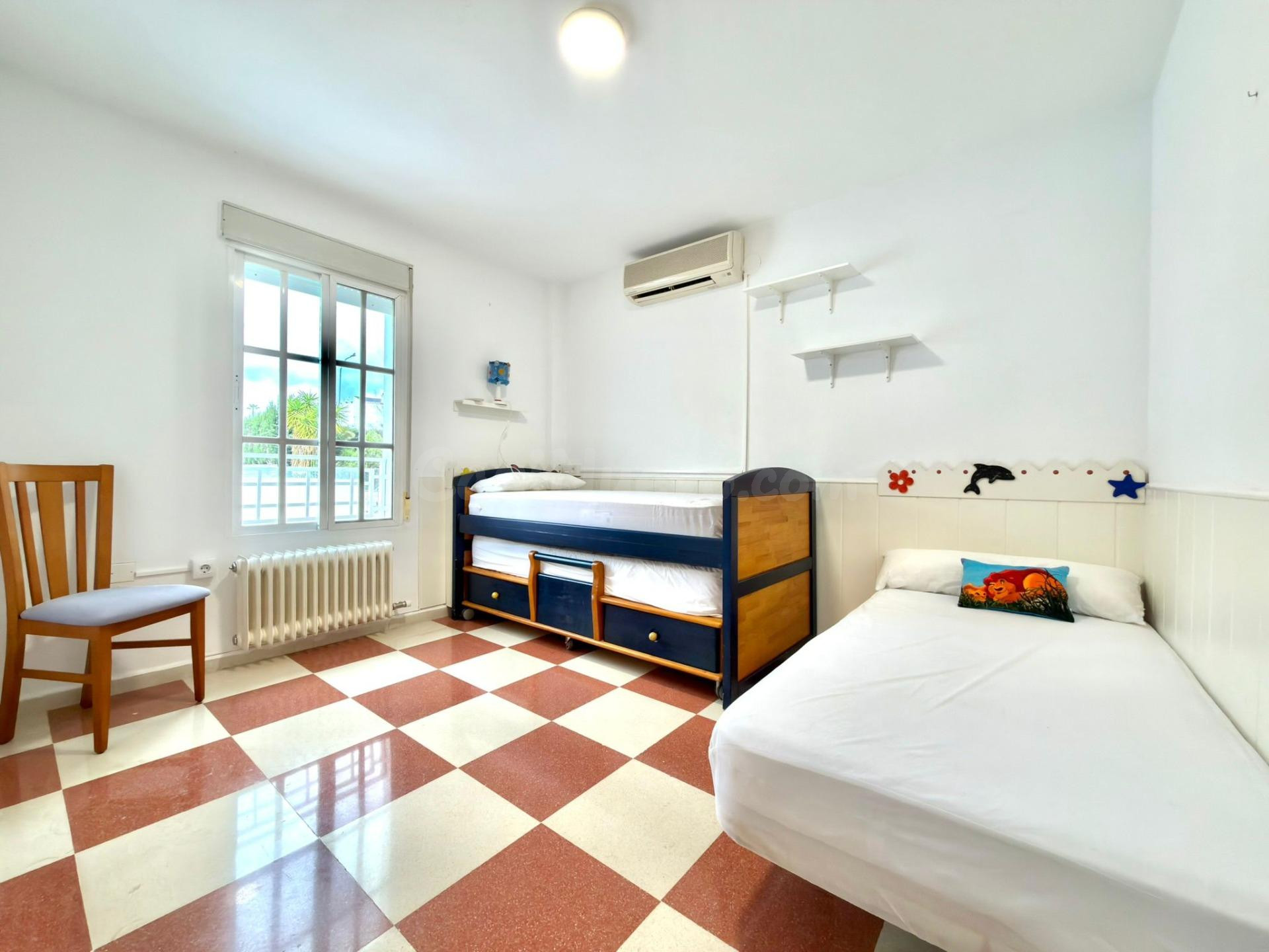 Chalet Independiente con piscina - foto 14