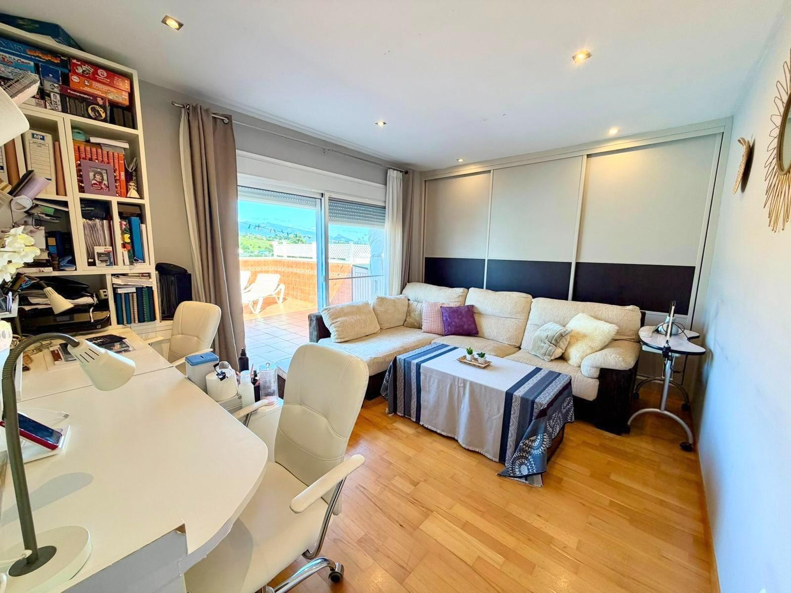 Exclusivo ático con gran potencial de rentabilidad en una de las zonas con mayor proyección de Estepona, a escasos minutos del puerto deportivo y rodeado de todos los servicios.