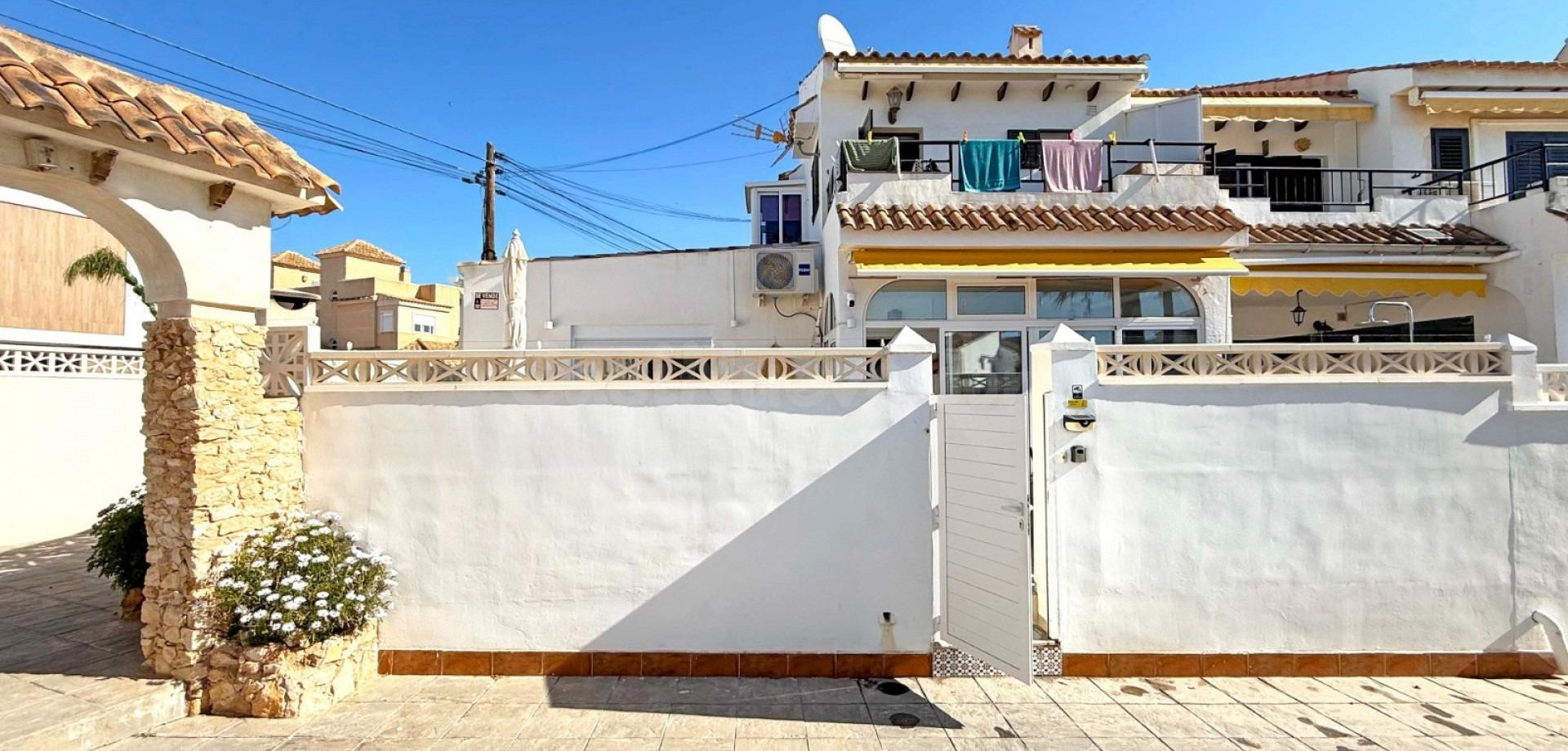 Encantador bungalow reformado con terraza soleada en Torrelamata - foto 2