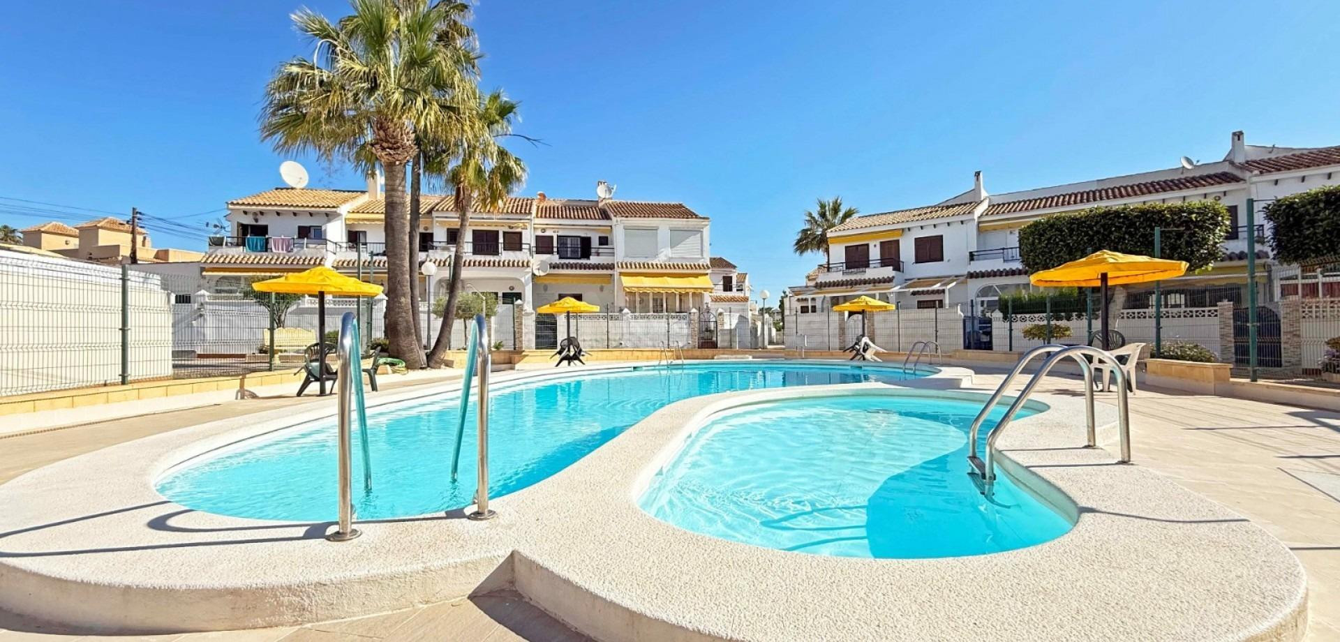 Encantador bungalow reformado con terraza soleada en Torrelamata - foto 3
