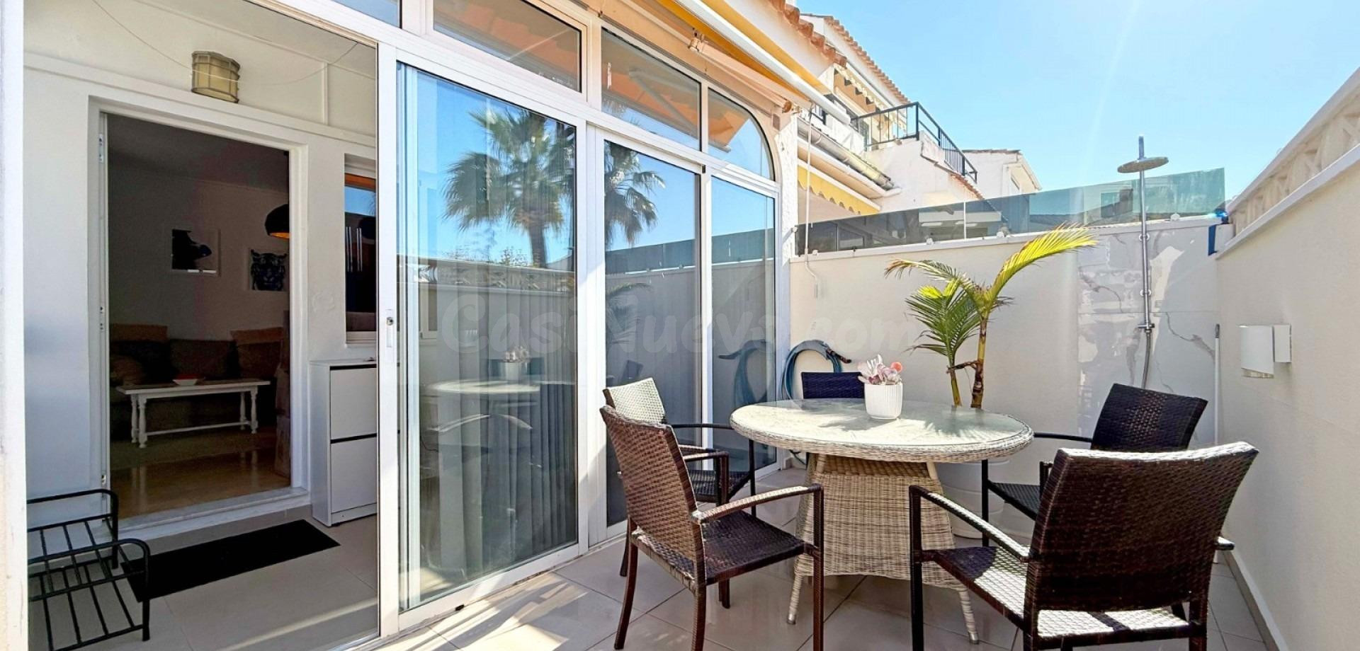 Encantador bungalow reformado con terraza soleada en Torrelamata - foto 4