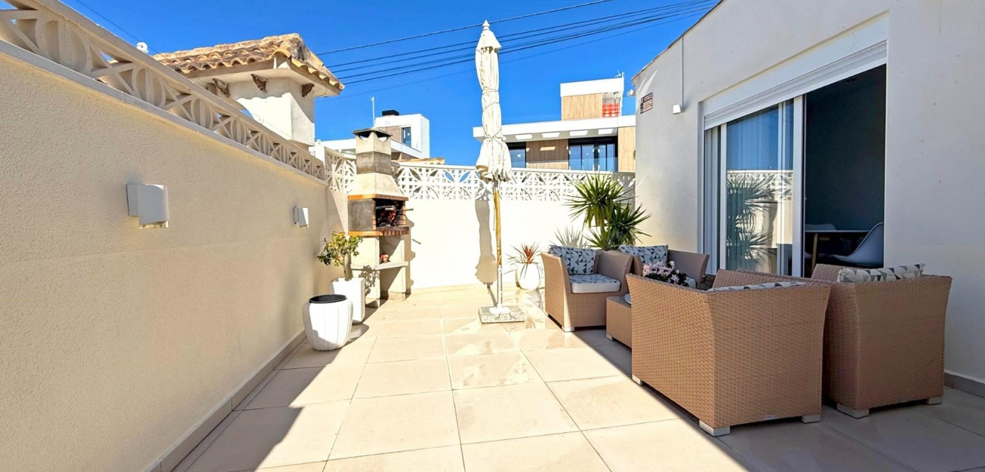 Encantador bungalow reformado con terraza soleada en Torrelamata - foto 5