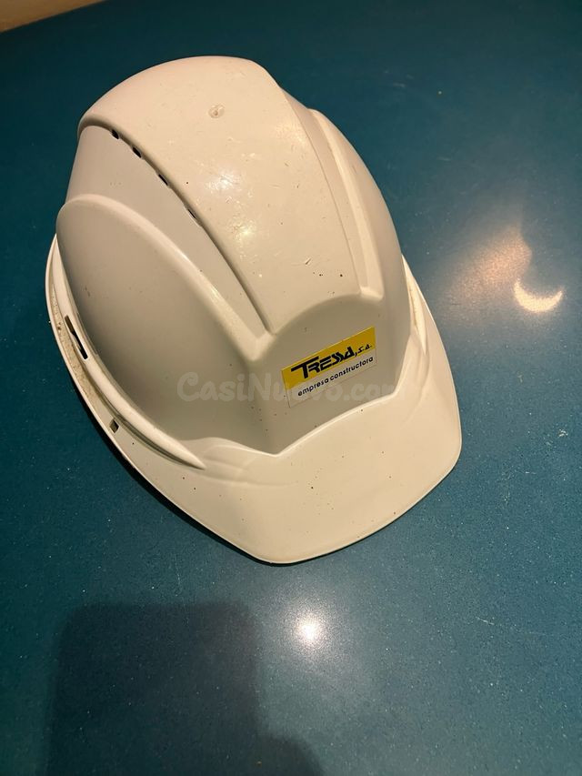 Casco de obra blanco con muy poco uso