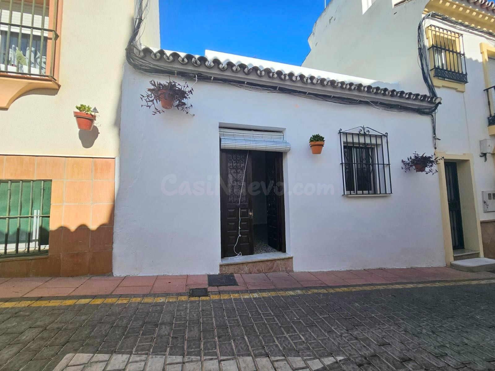 Estupenda finca en una de las calles mas cotizadas de Estepona.